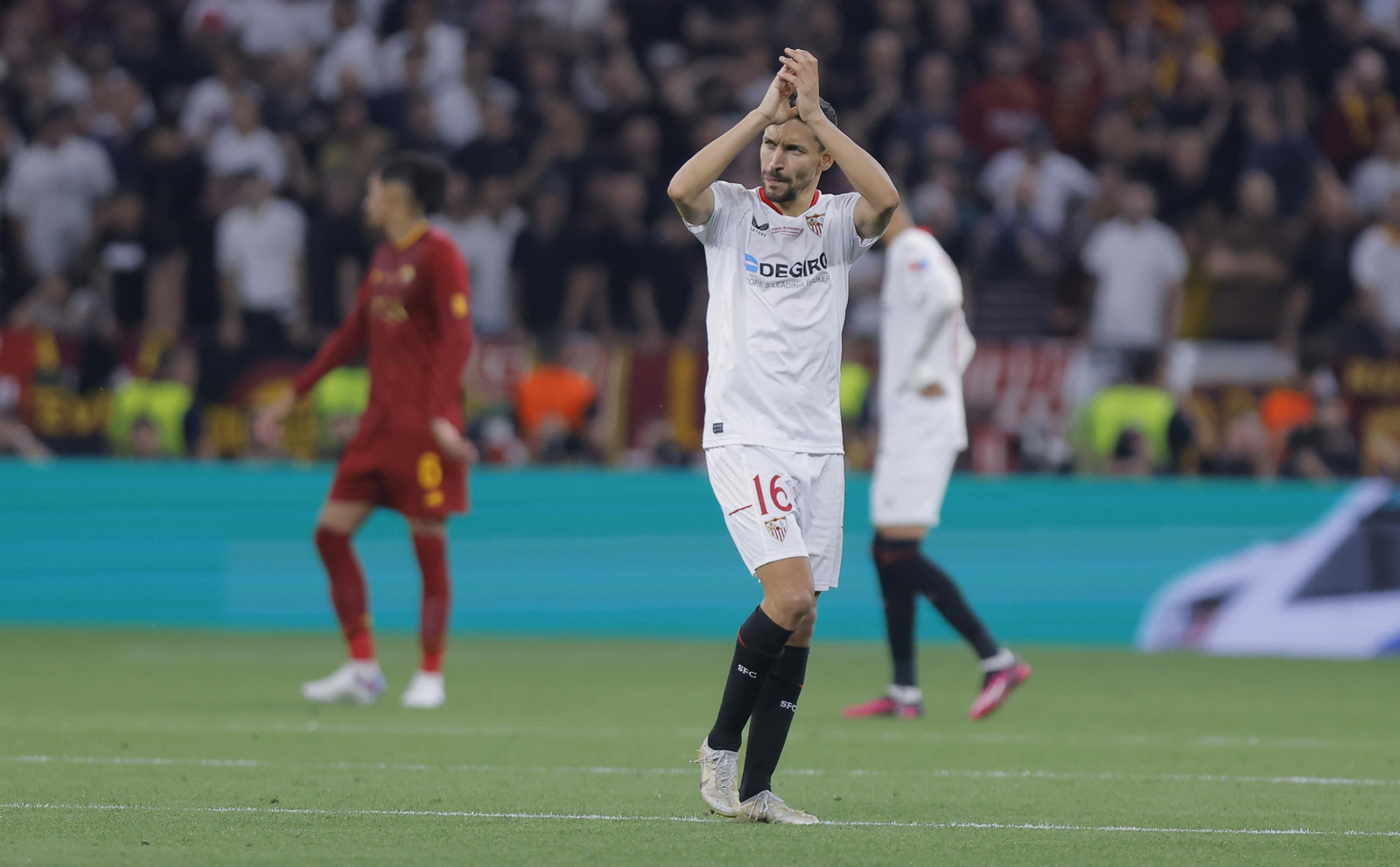 Jesús Navas se despide aplaudiendo a la grada en el Puskas Arena.