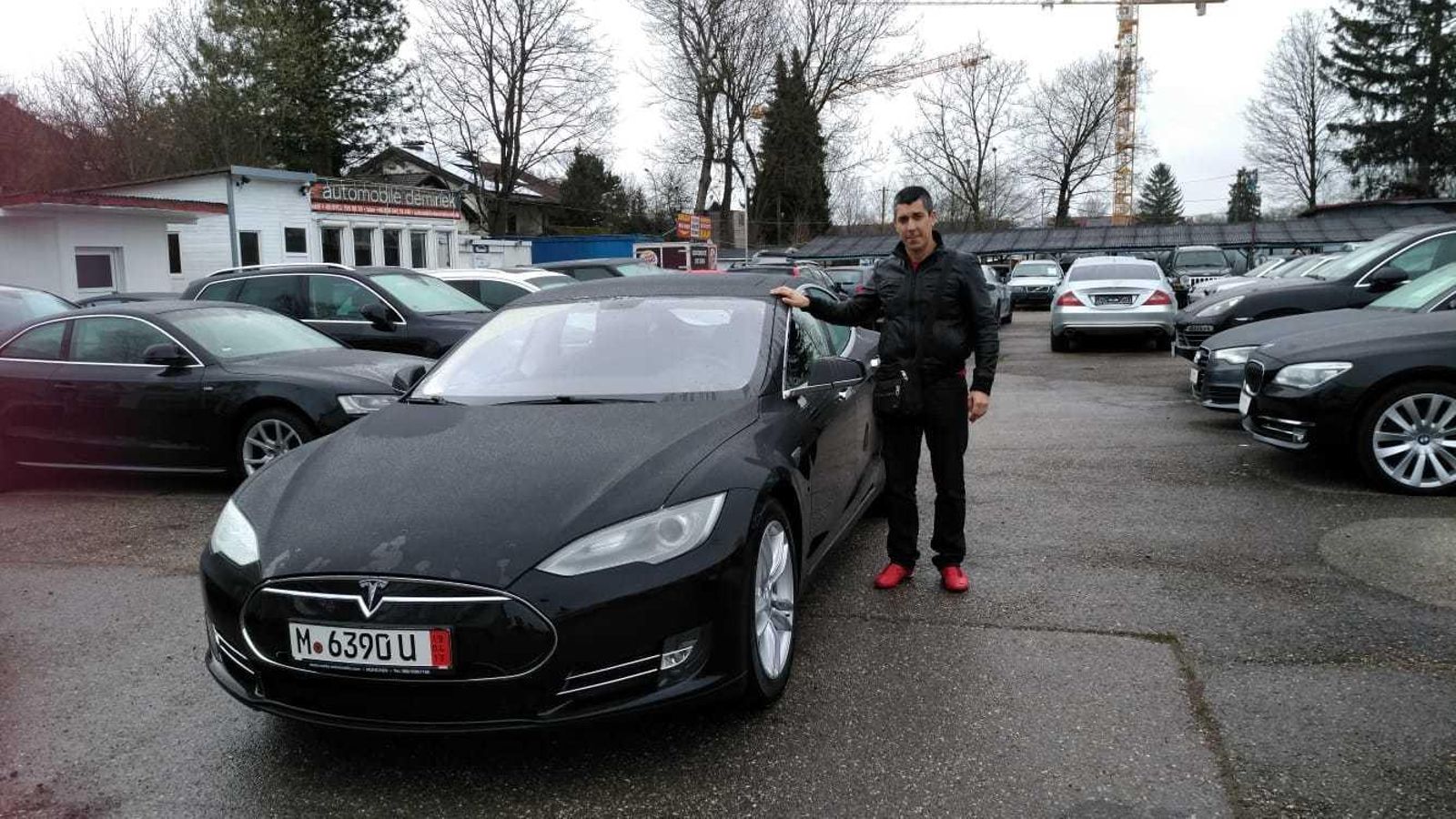 Antonio José Carnero, con su Tesla Antonio José Carnero, con su Tesla
