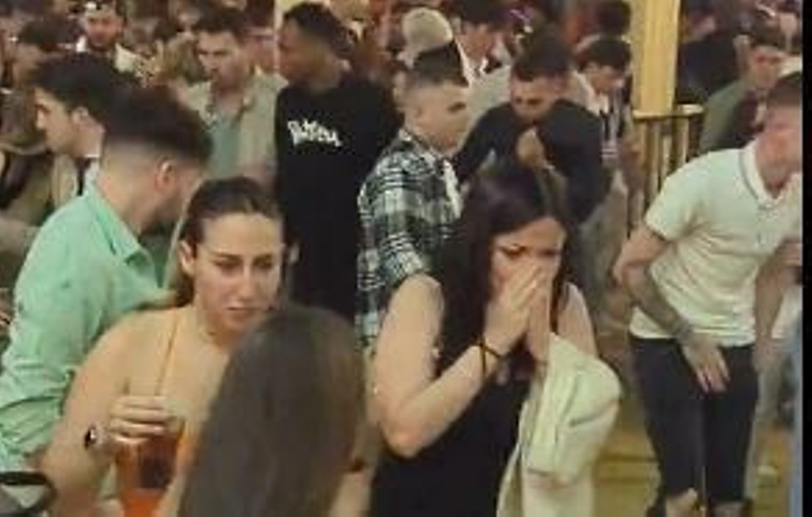Momento en el que decenas de personas abandonan la caseta, tras el lanzamiento del gas, en una captura del vídeo difundido. Momento en el que decenas de personas abandonan la caseta, tras el lanzamiento del gas, en una captura del vídeo difundido.