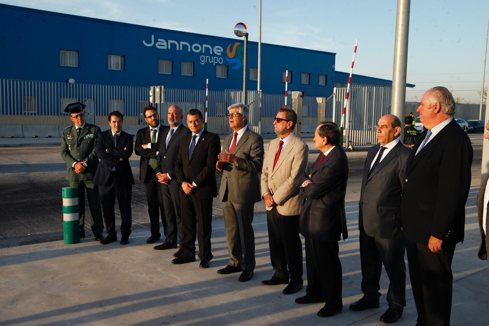 El delegado del Gobierno en Andalucía, Antonio Sanz, junto al resto de autoridades en el Puerto
