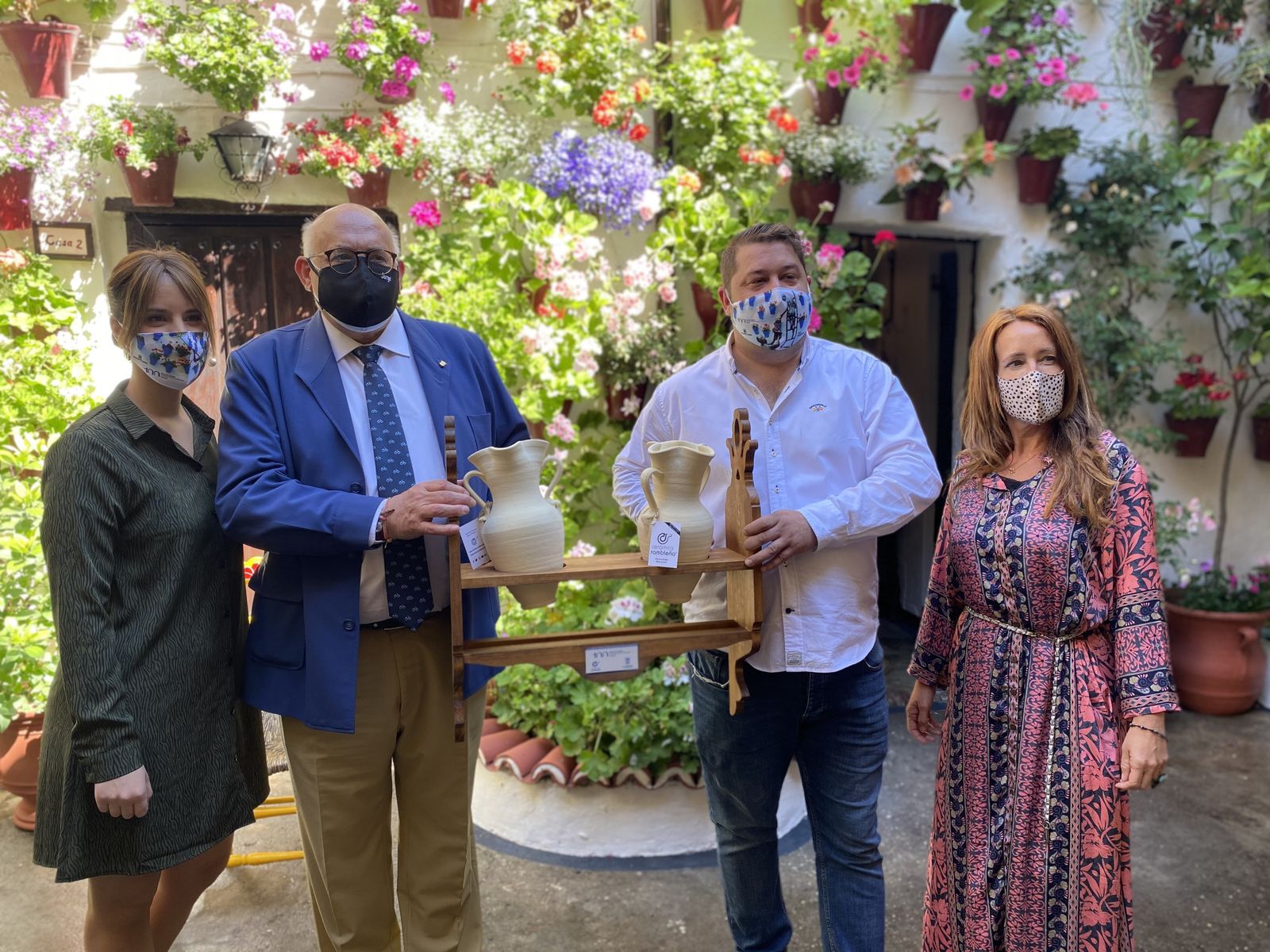 El alcalde de La Rambla, Jorge Jiménez, entrega una jarrera con dos jarras.