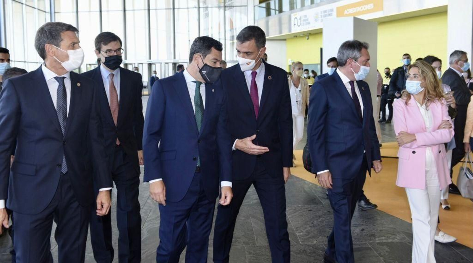 El presidente Pedro Sánchez  conversa con el presidente andaluz, Juan Manuel Moreno, acompañados por el alcalde de Sevilla, el delegado del Gobierno en Andalucía y la ministra de Fomento.