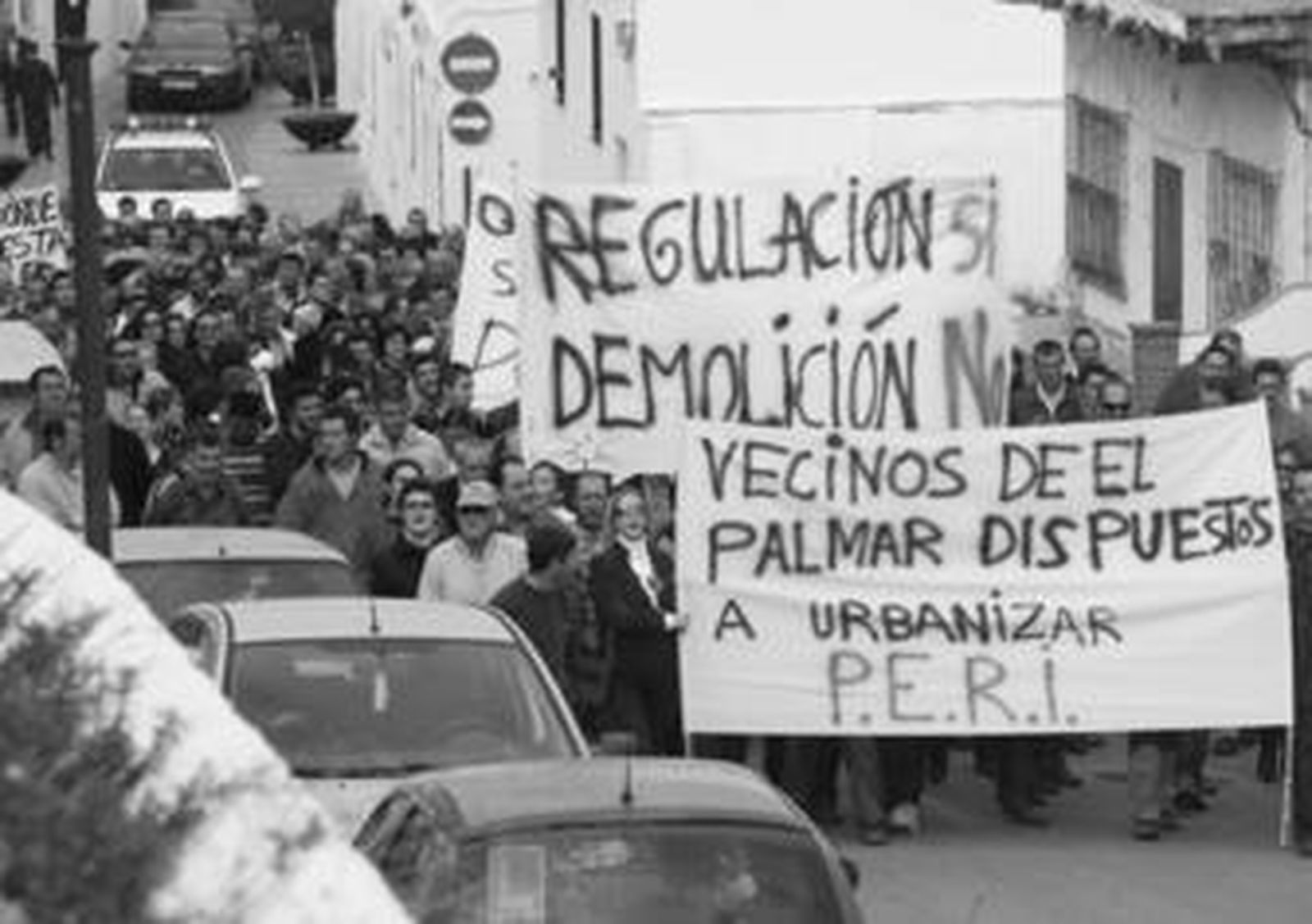 Los vecinos de El Palmar, durante su manifestación de ayer por el centro de Vejer.