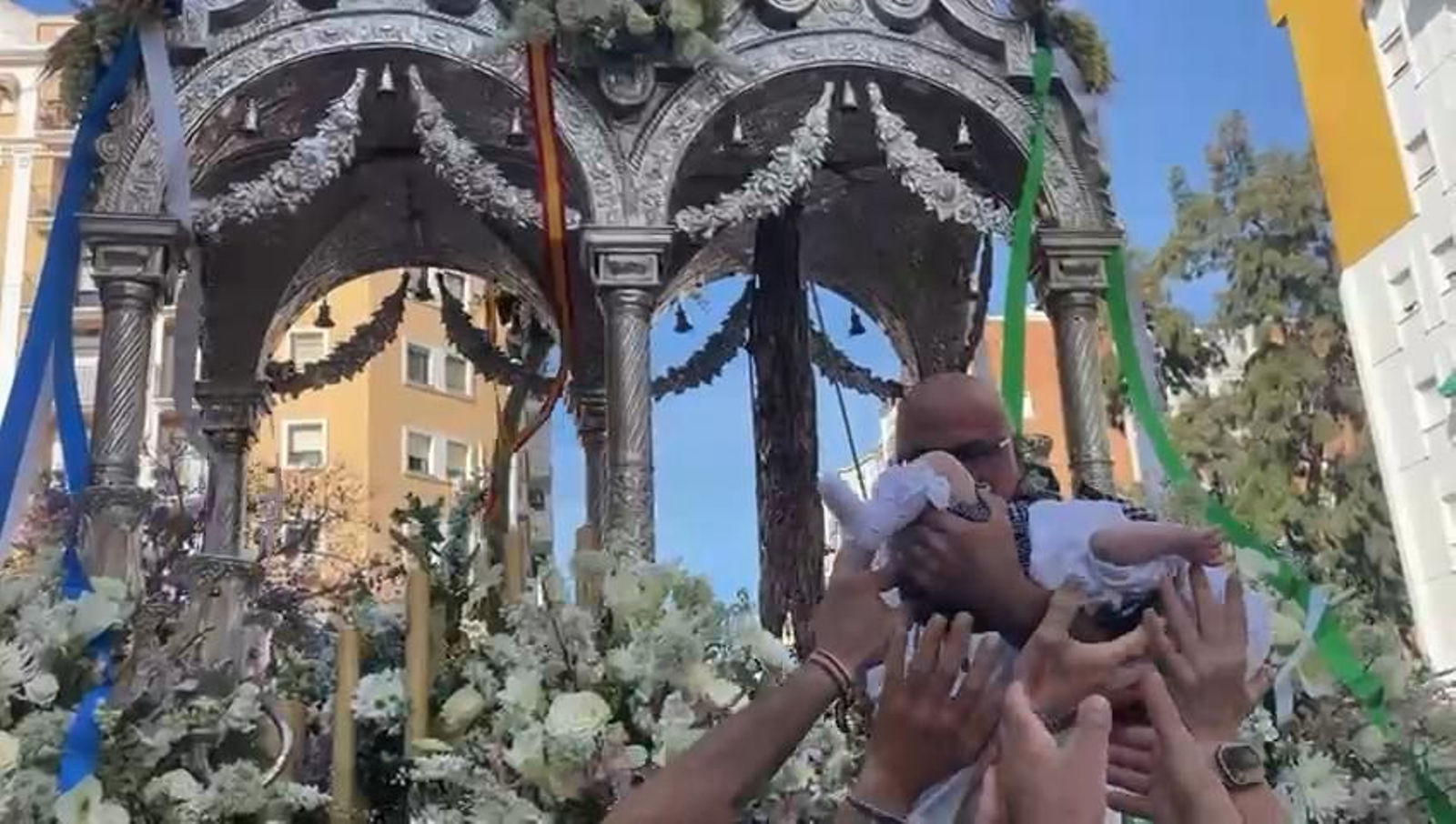 El emotivo momento en el que un bebé es bendecido por el simpecado de Huelva.