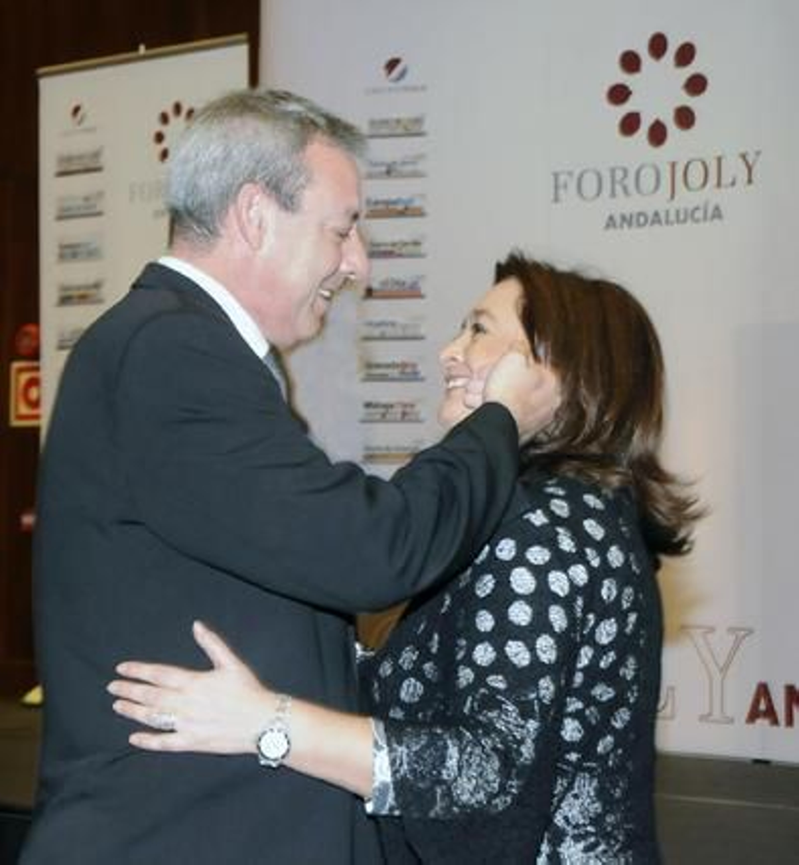 Francisco Álvarez de la Chica saluda a Mar Moreno, que presentó el acto.

Foto: Juan Carlos V?uez / Victoria Hidalgo