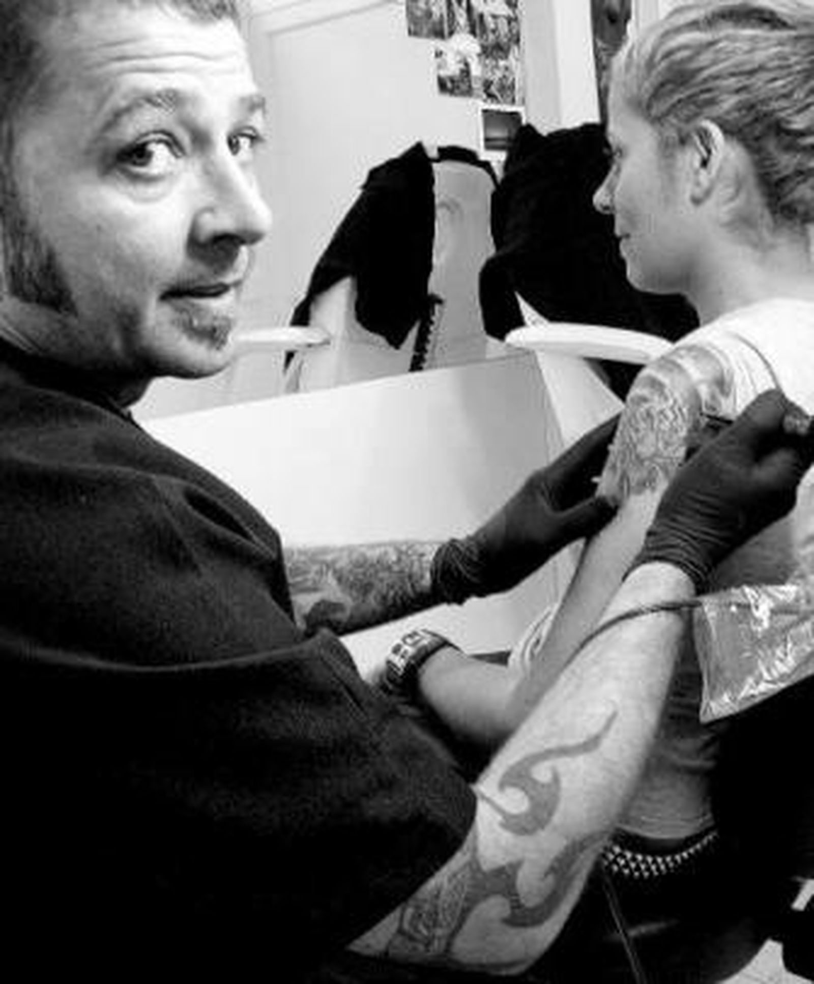 Sergio dibuja un tatuaje a una de sus clientas más habituales.