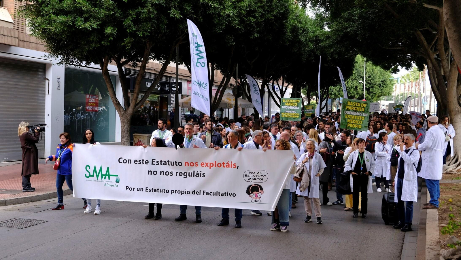 Inicio de la manifestación en el Obelisco de la Rambla Federico García Lorca de Almería