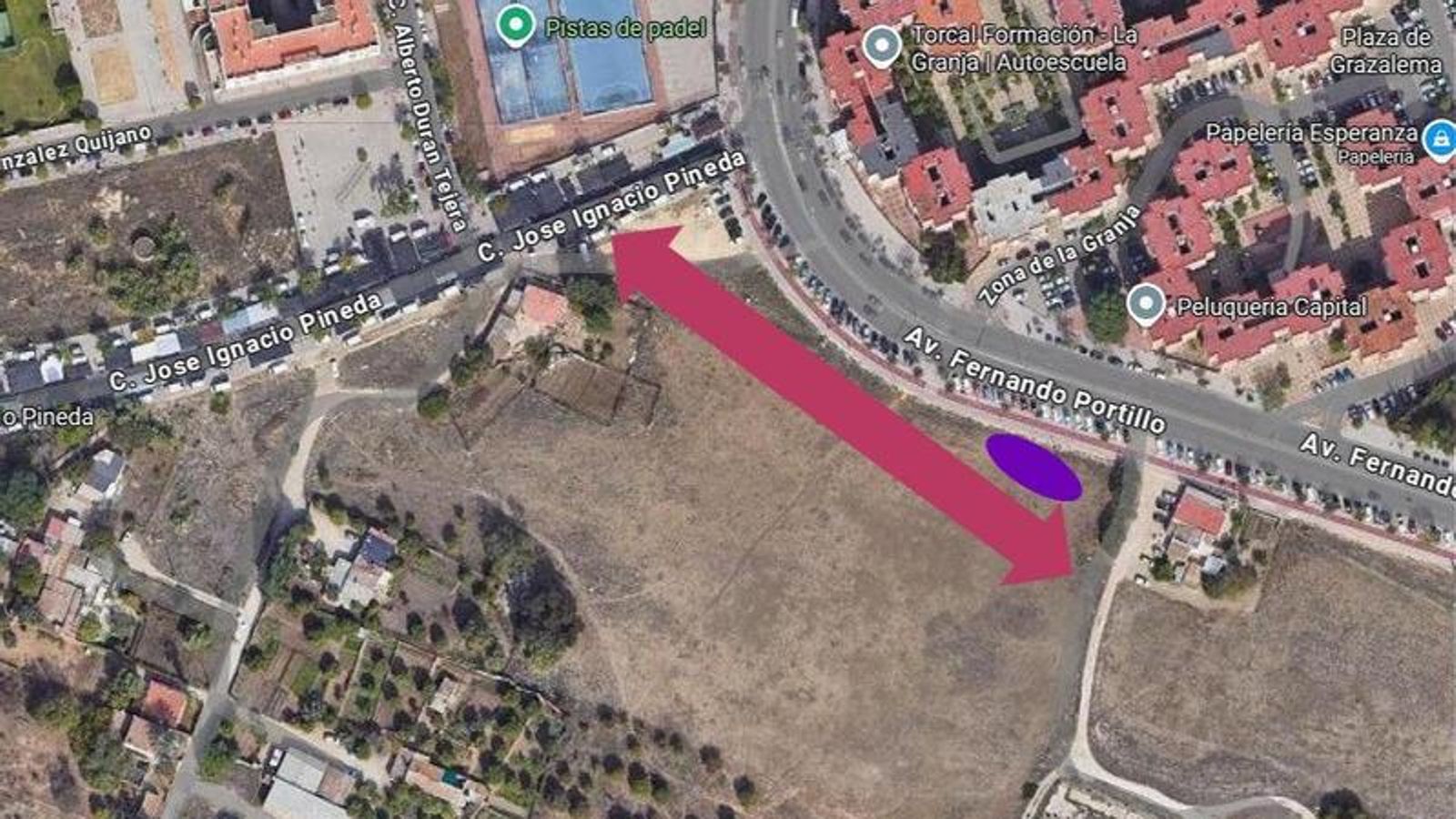 Parcela municipal donde se ubicará el mercadillo (marcado con la flecha) junto a los servicios (marcados con un óvalo en la imagen).
