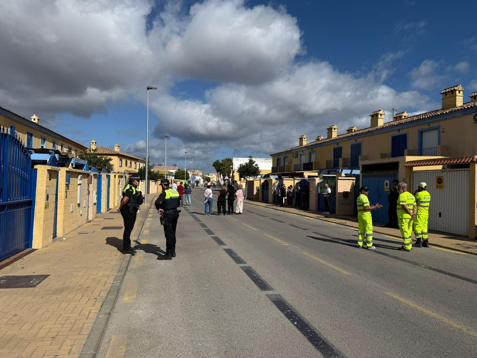 Policías, vecinos y operarios, en la calle Cabo Blanco de El Rinconcillo este miércoles por la mañana.