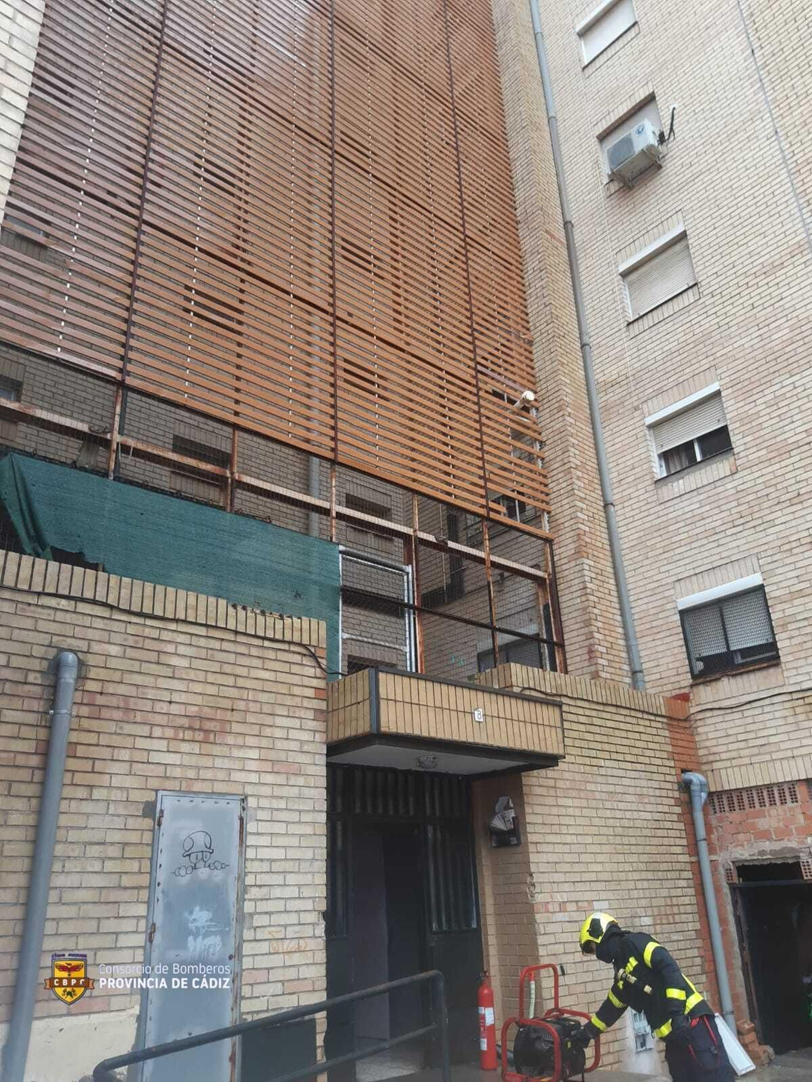 Bomberos en plena intervención en la plaza Santa Teresa de Jesús.