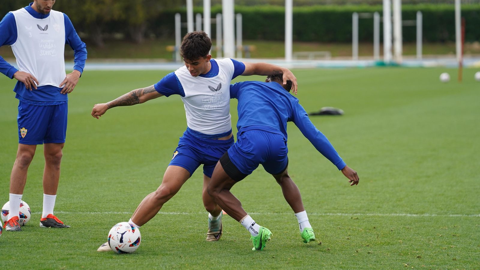Marcos Peña busca zafarse de la presión de Largie Ramazani.
