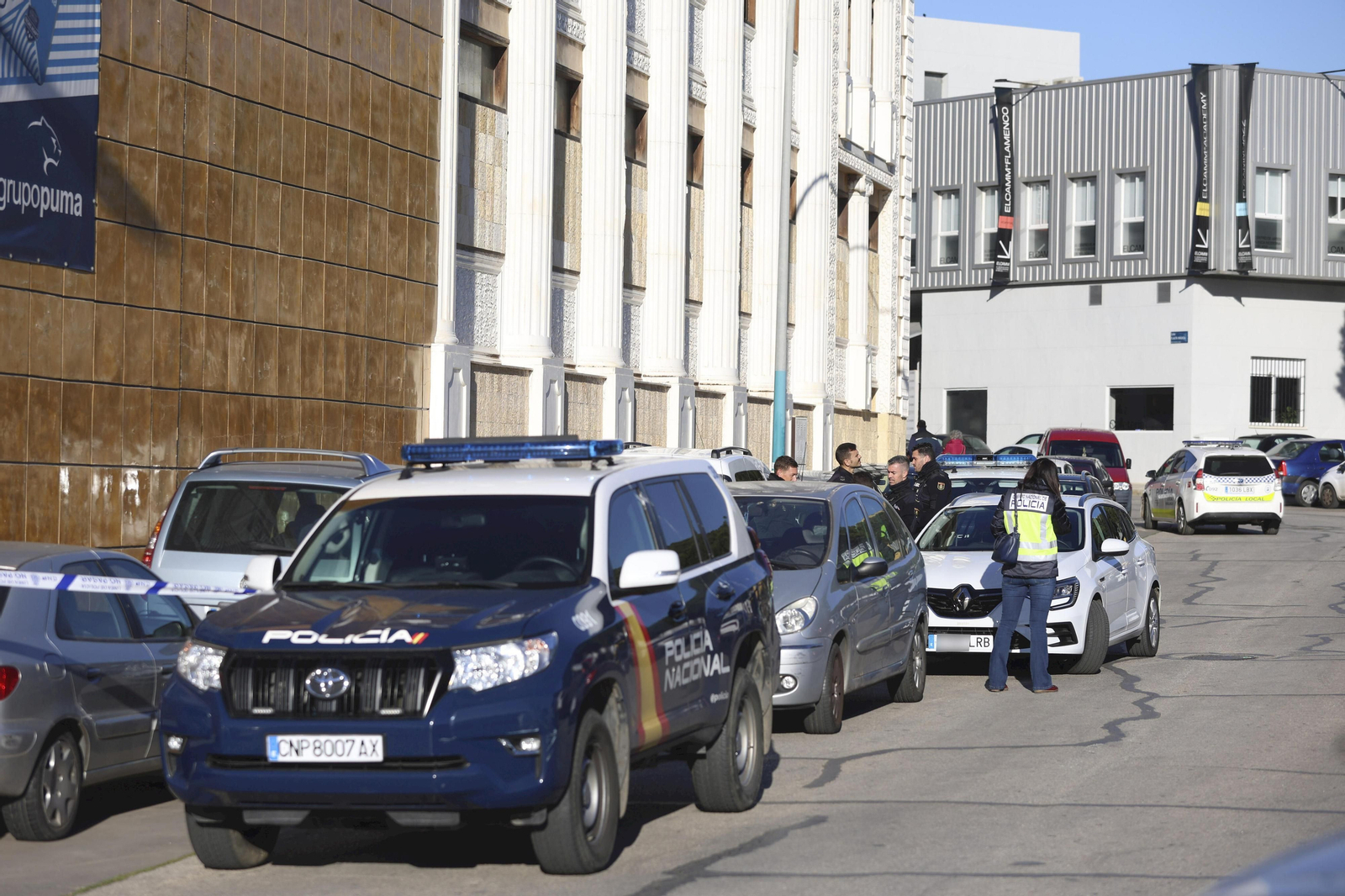 Agentes de la Policía Nacional en el lugar del hallazgo.