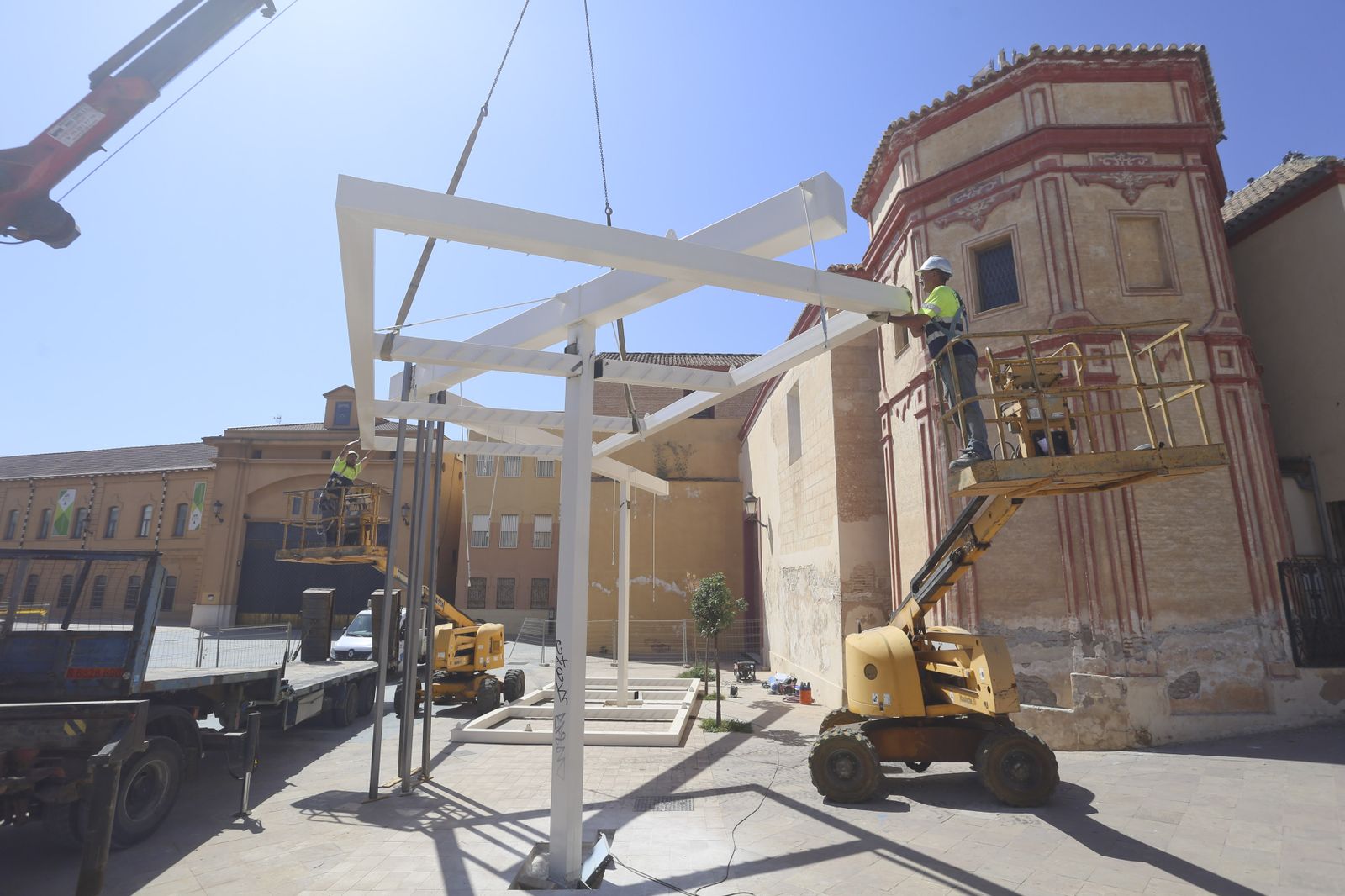 La retirada de la polémica pérgola de Santo Domingo, en fotos