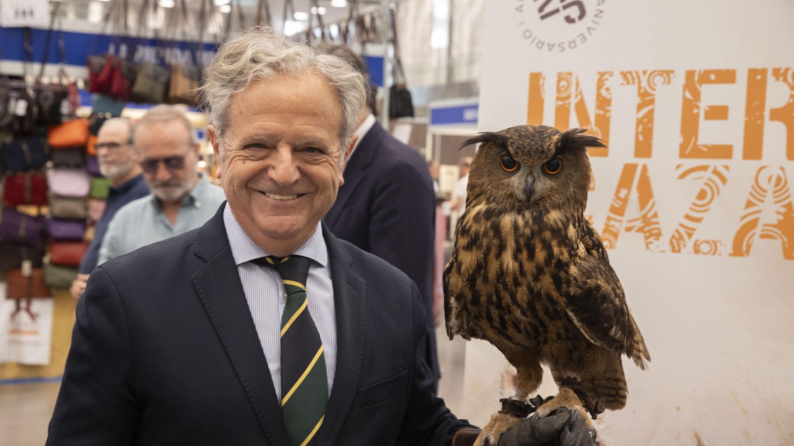 Salvador Fuentes, con un búho en el estreno de la feria.