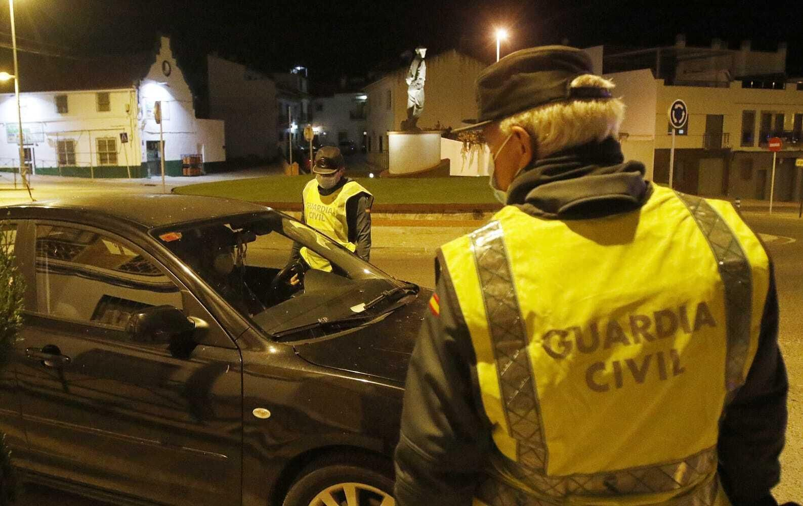 Una patrulla de la Guardia Civil, esta noche en Fernán Núñez.