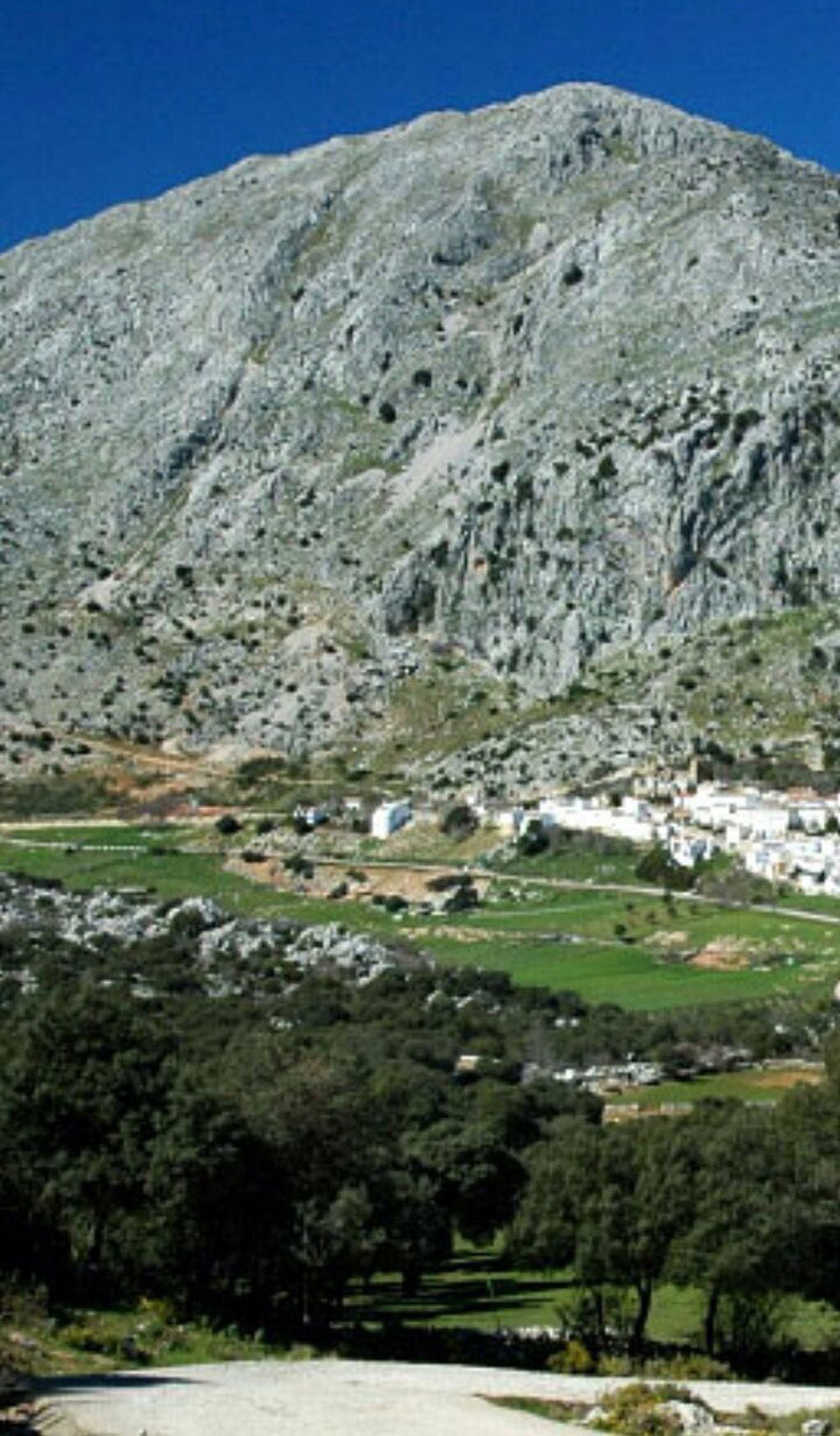 El Tajo de Villaluenga con el pueblo en la falda de la montaña.