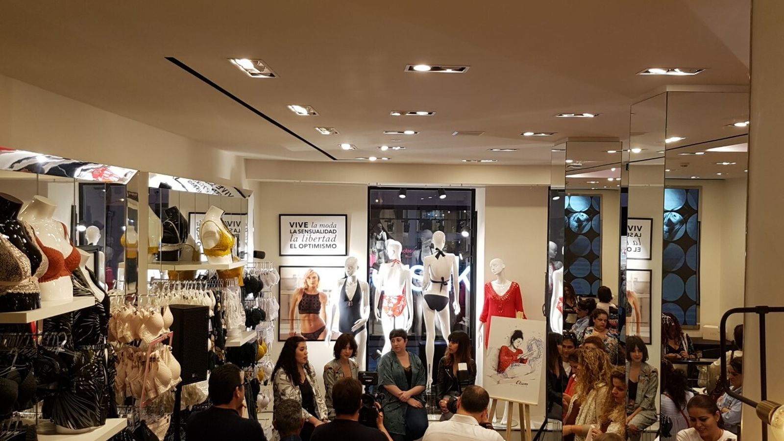 Momentos previos al coloquio en Etam.