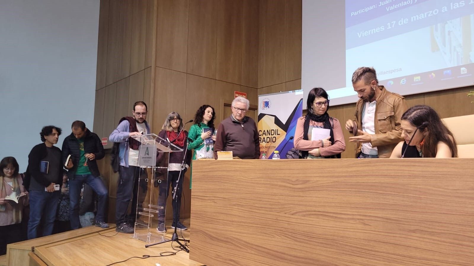 Teresa Lao firmando ejemplares de su obra en la Biblioteca Villaespesa.