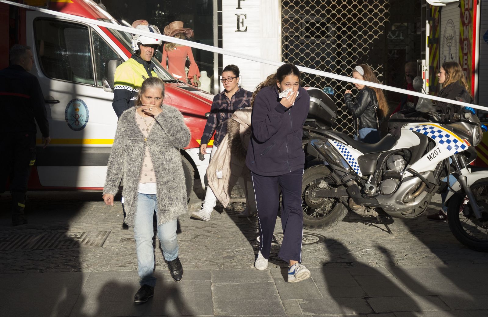 Imágenes del dispositivo de emergencias por las explosiones eléctricas en la calle Cuna