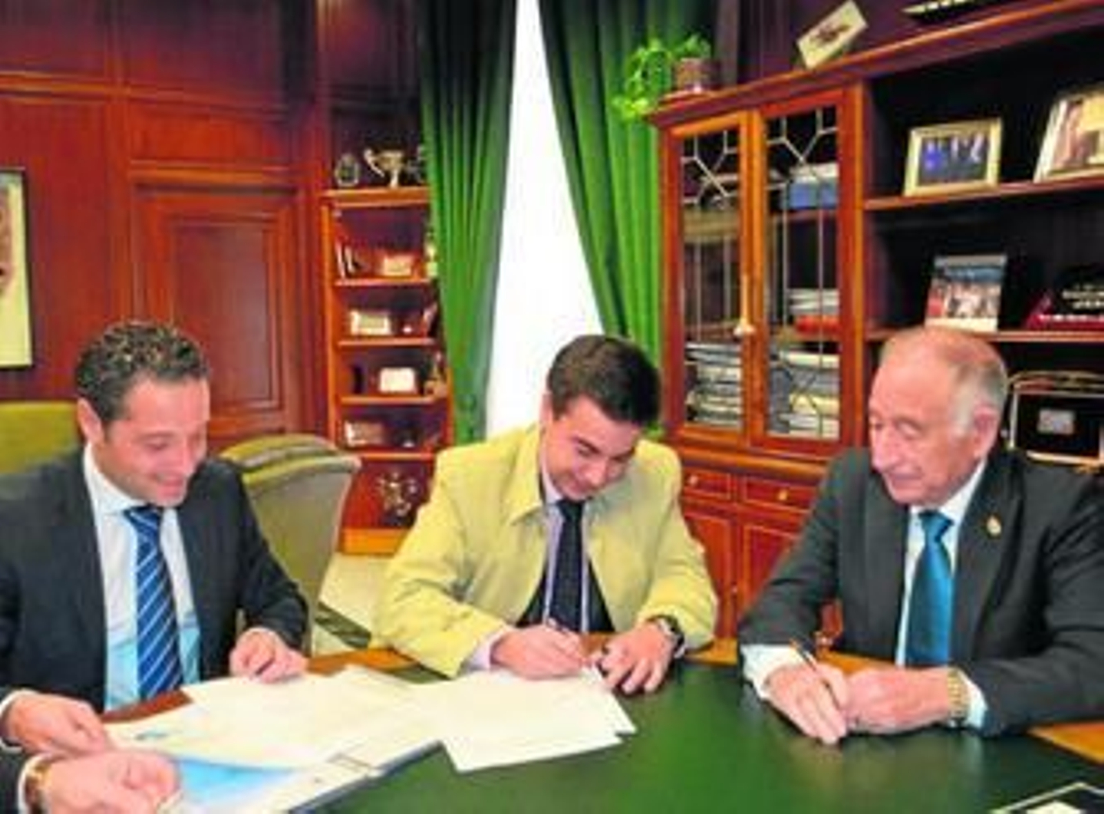 Amat firmó ayer el convenio con los responsables de CLECE.