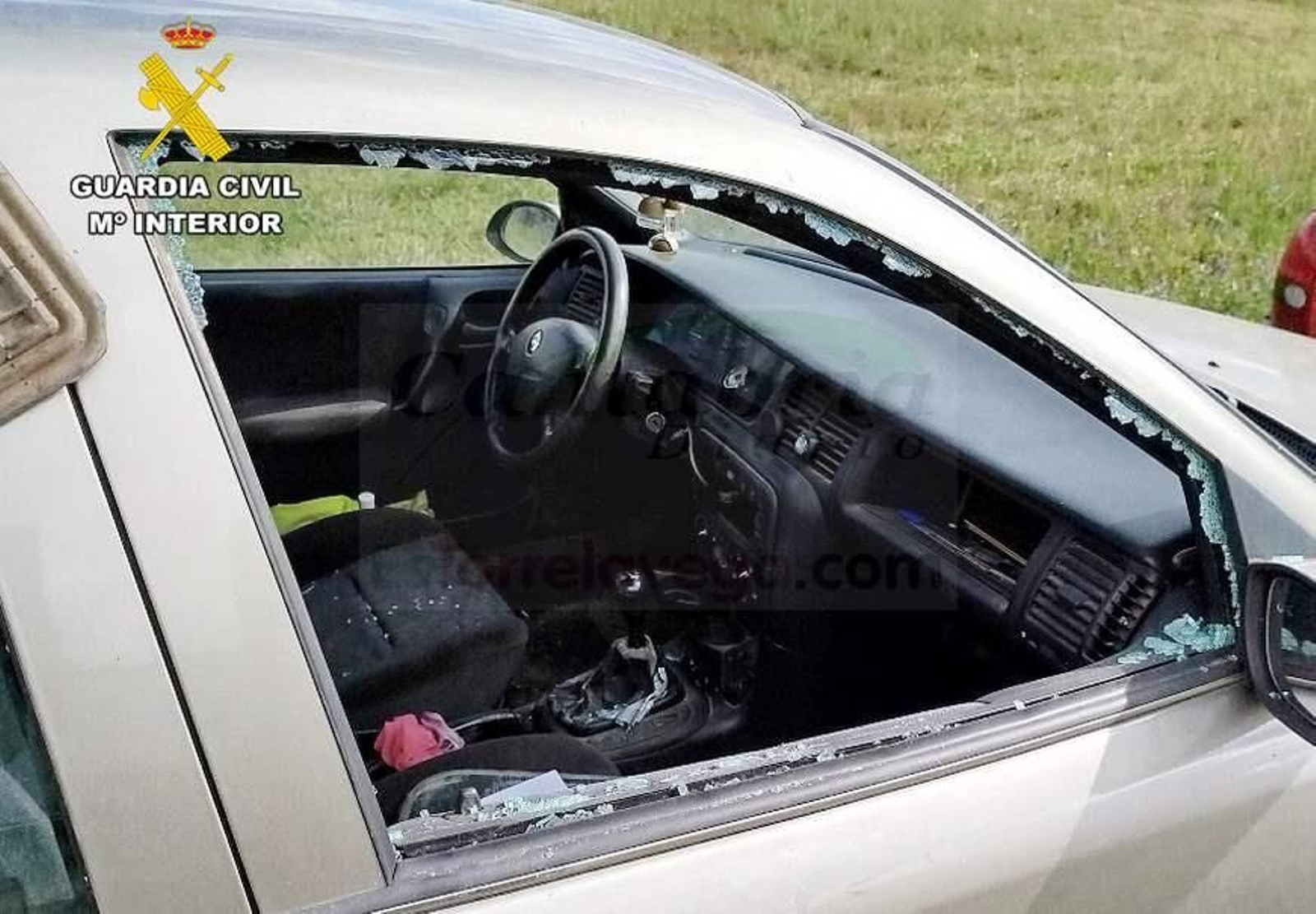 El vehículo con la ventanilla rota por el ladrón.