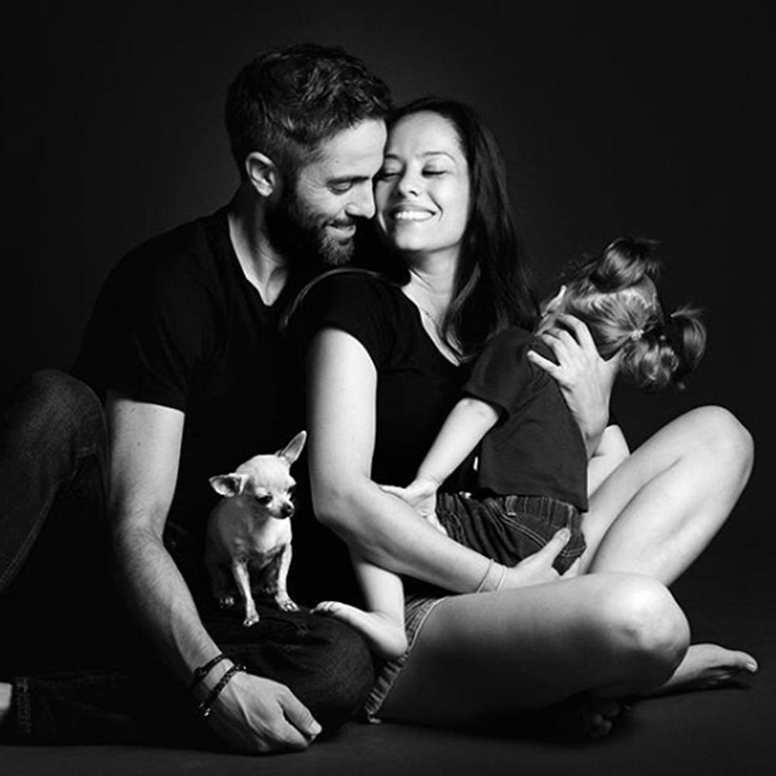 Roberto Leal con su hija, Lola, y su perrita, Pepa.