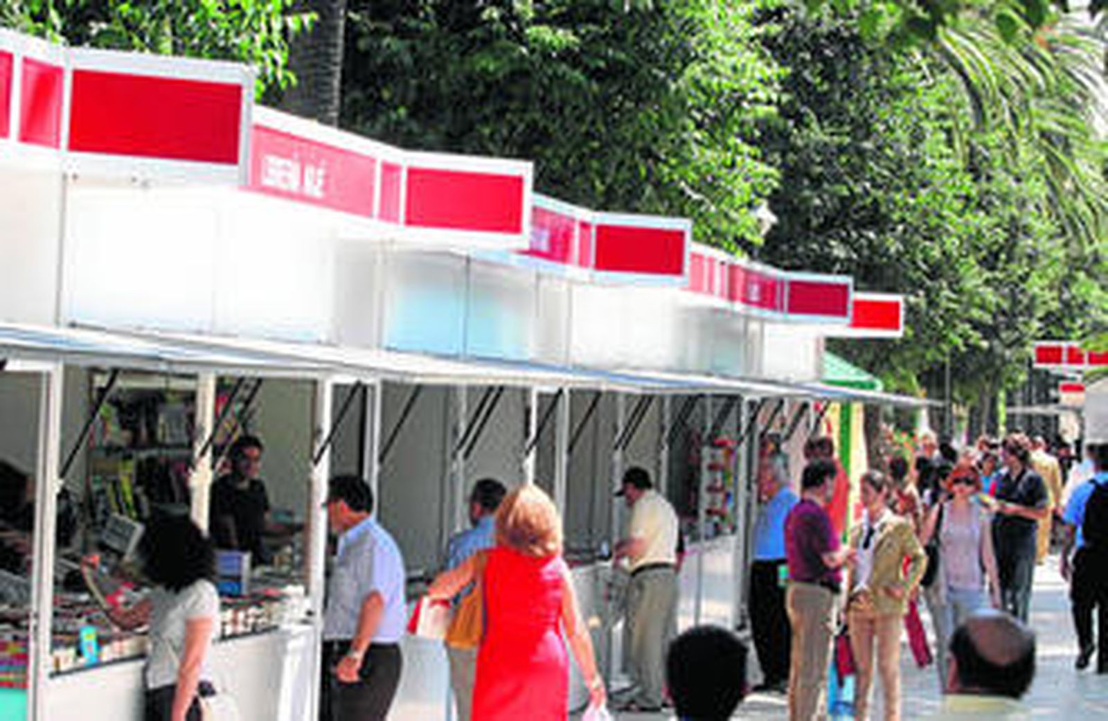 Ambiente en las casetas de la Feria del Libro, ayer, en el Paseo del Parque, tras la inauguración.