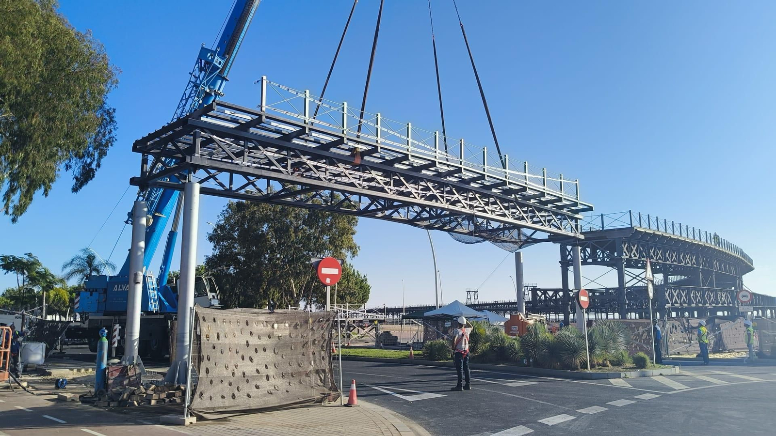 Momento de la colocación de la parte superior que une los dos tramos del muelle cargadero.
