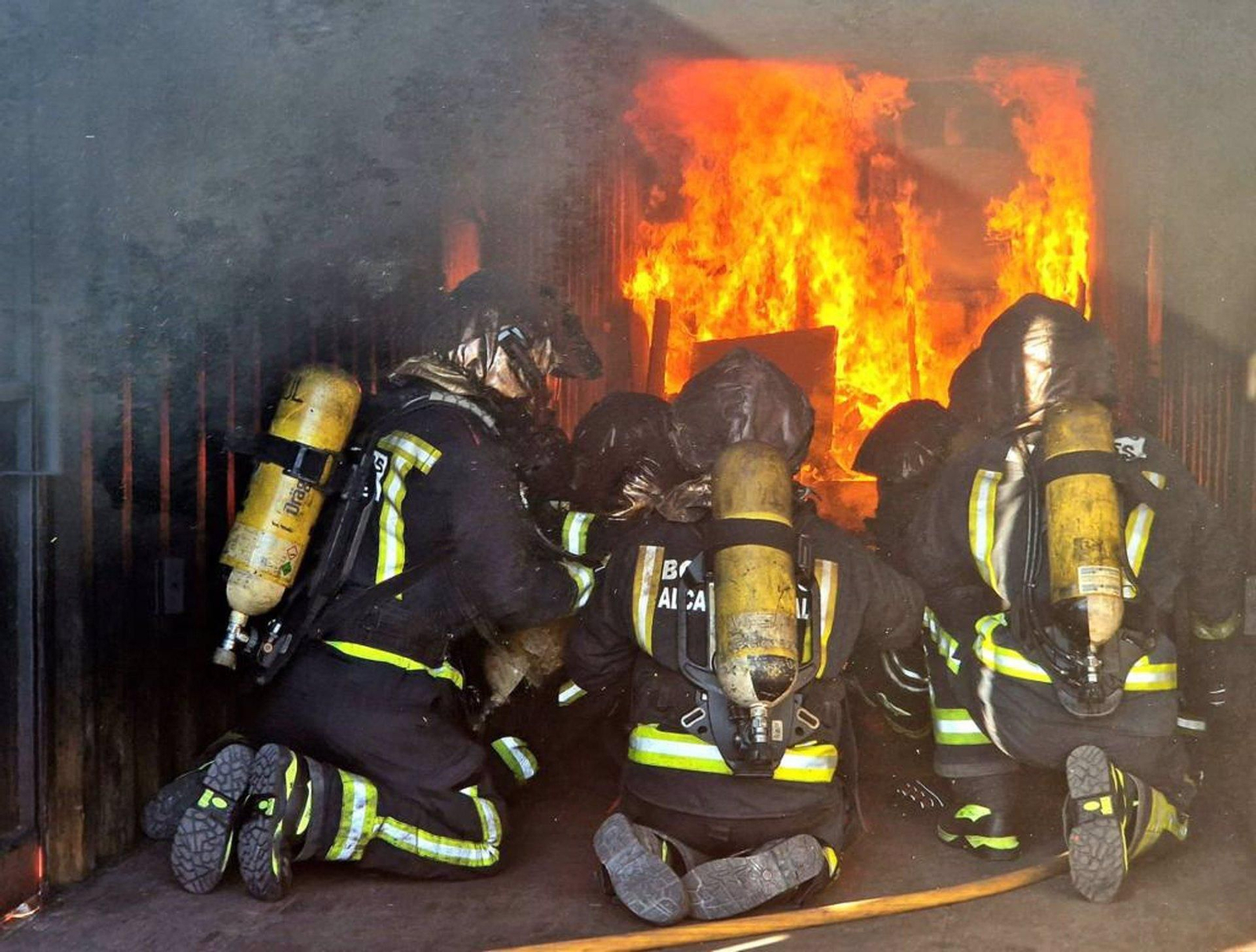 Intervención de los Bomberos de Jaén en un incendio.