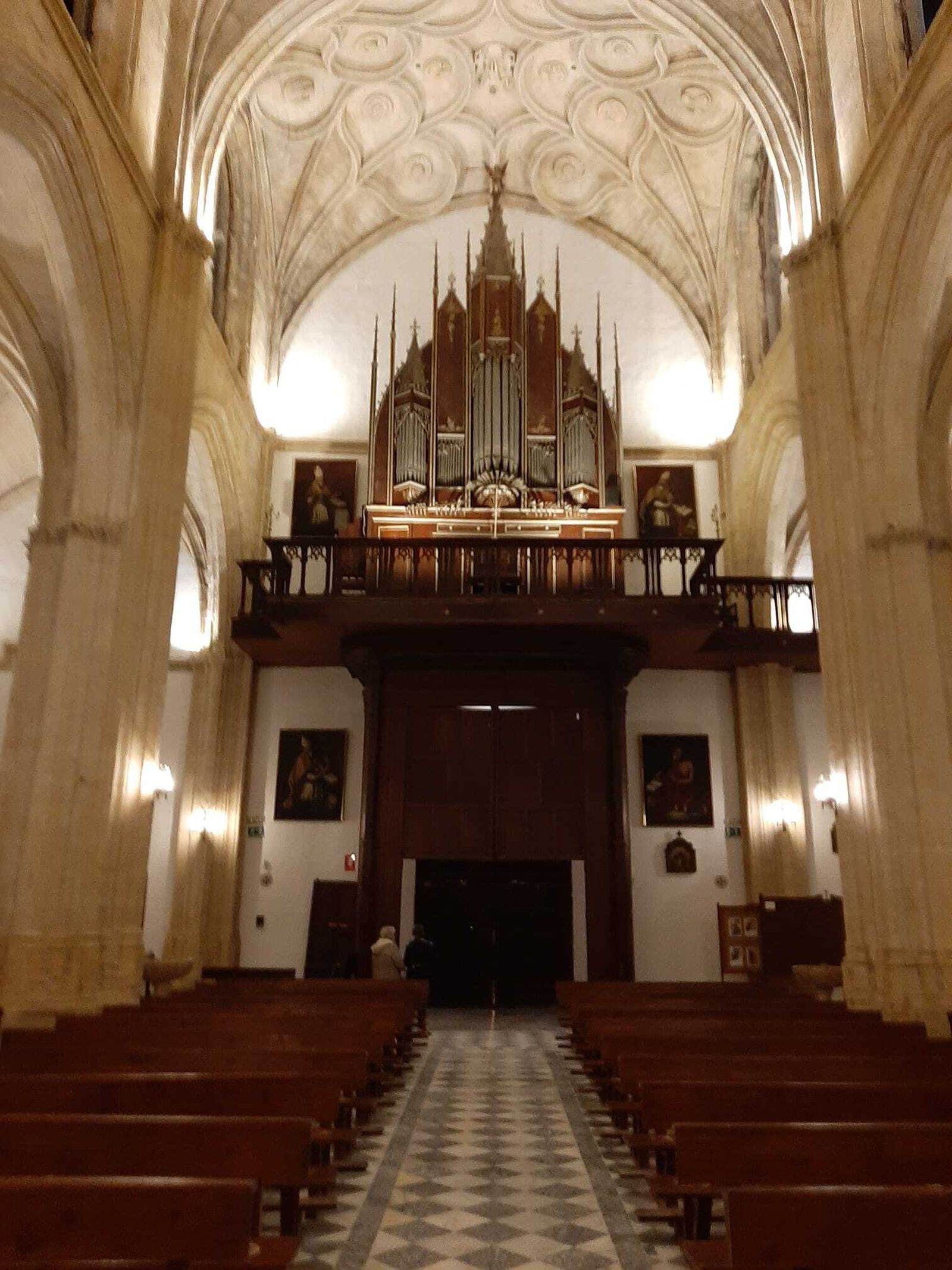 El interior de la parroquia de San Mateo durante la limpieza.