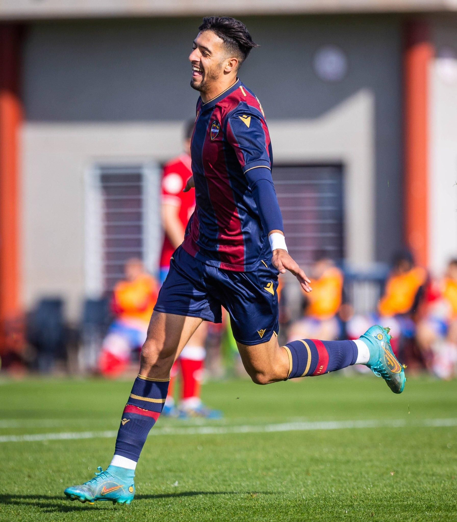 Belizón celebra un gol con el Atlético Levante.