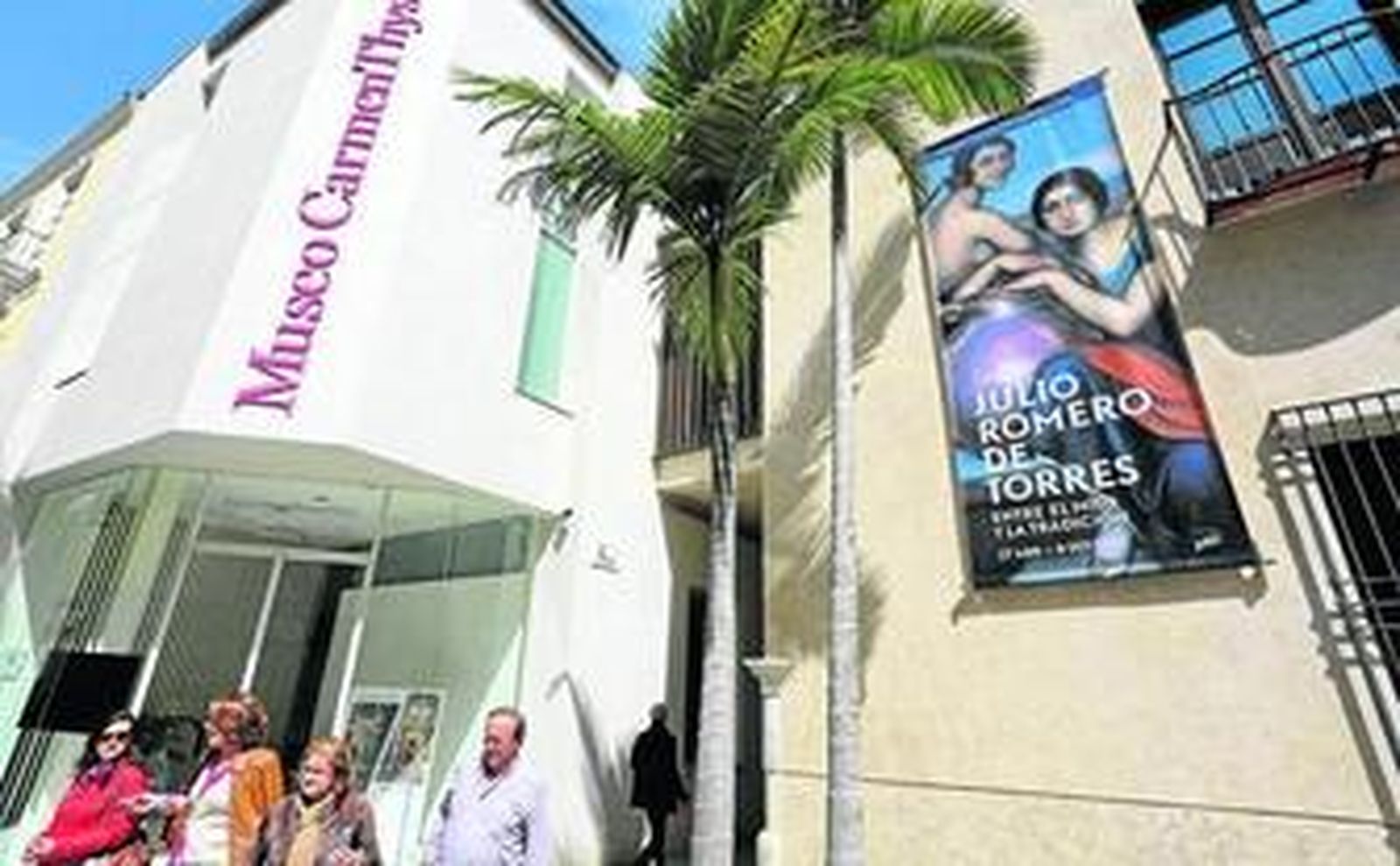 Cartel promocional de la exposición sobre la fachada del Museo Carmen Thyssen de Málaga.