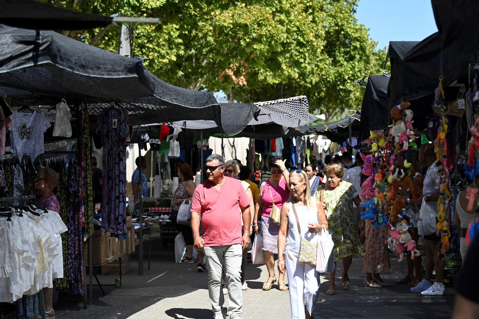Un domingo de verano en el mercadillo de El Arenal de Córdoba