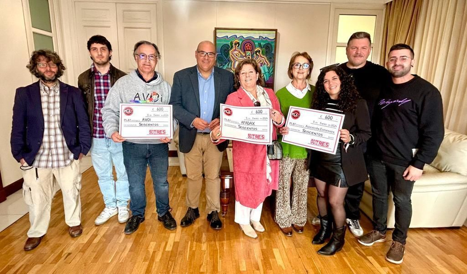 Los representantes de Avoi, Asociación Esperanza y Afadax con el certificado de la donación