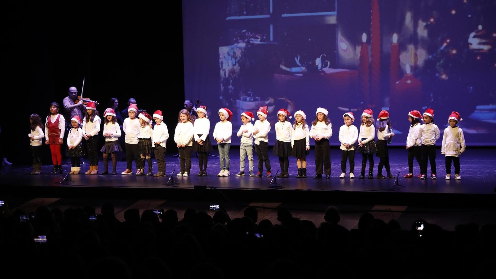 Las fotos de la Gala Solidaria de Navidad de la Escuela Municipal de Música, Danza y Teatro "Jose María Sánchez -Verdú"