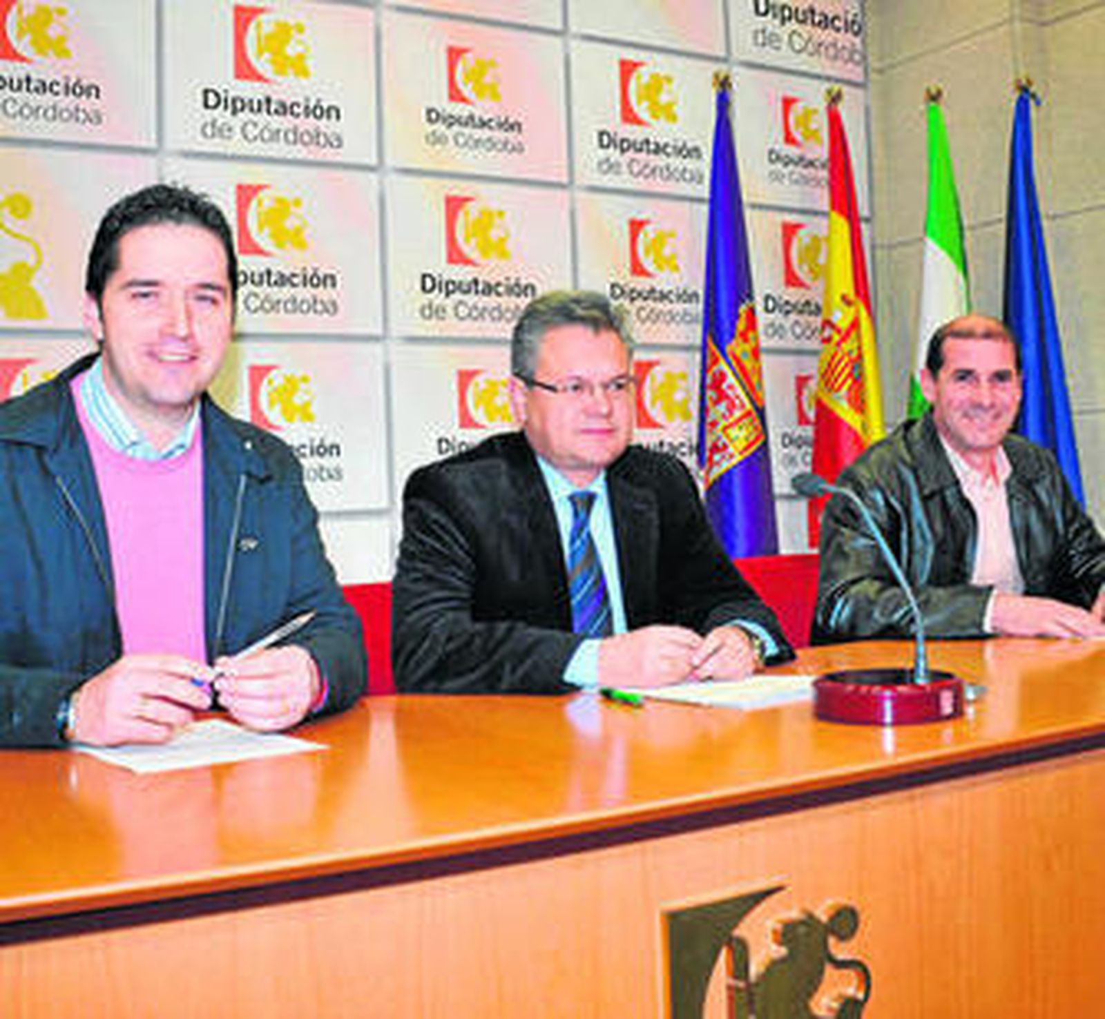 Manuel Fernández Campos, Esteban Morales y Alejandro Comino durante la presentación del balance.