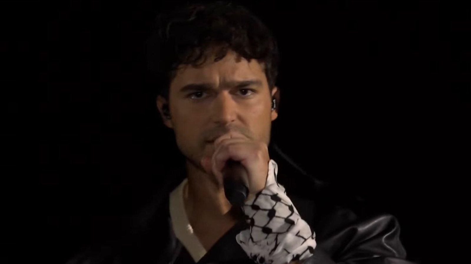 El sueco Eric Saade con el pañuelo palestino