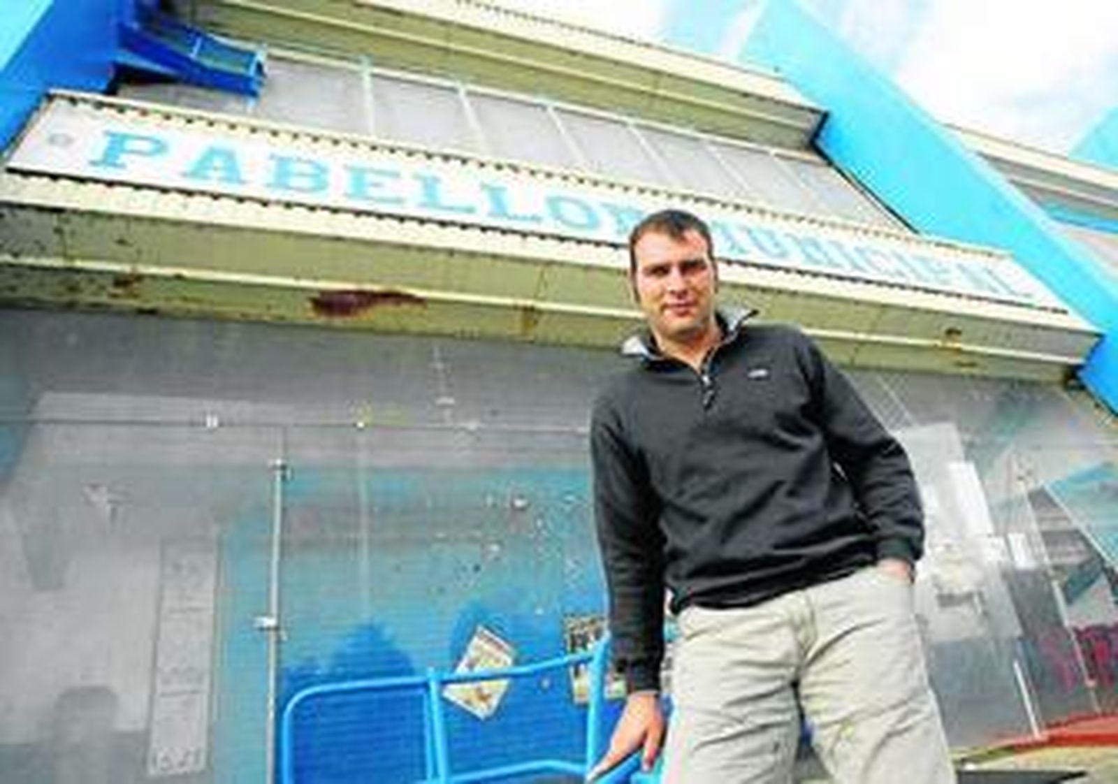 Benjamín Jiménez, a las puertas del Pabellón Municipal de la Villa.