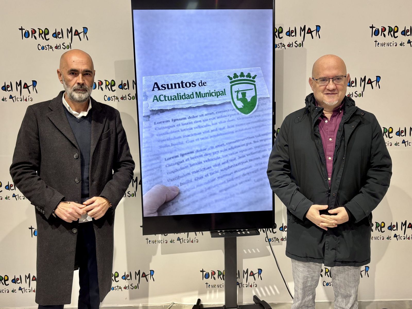 Imagen de Jesús Pérez Atencia, primer teniente alcalde de Vélez-Málaga, junto a Juan García, concejal de Asuntos Sociales