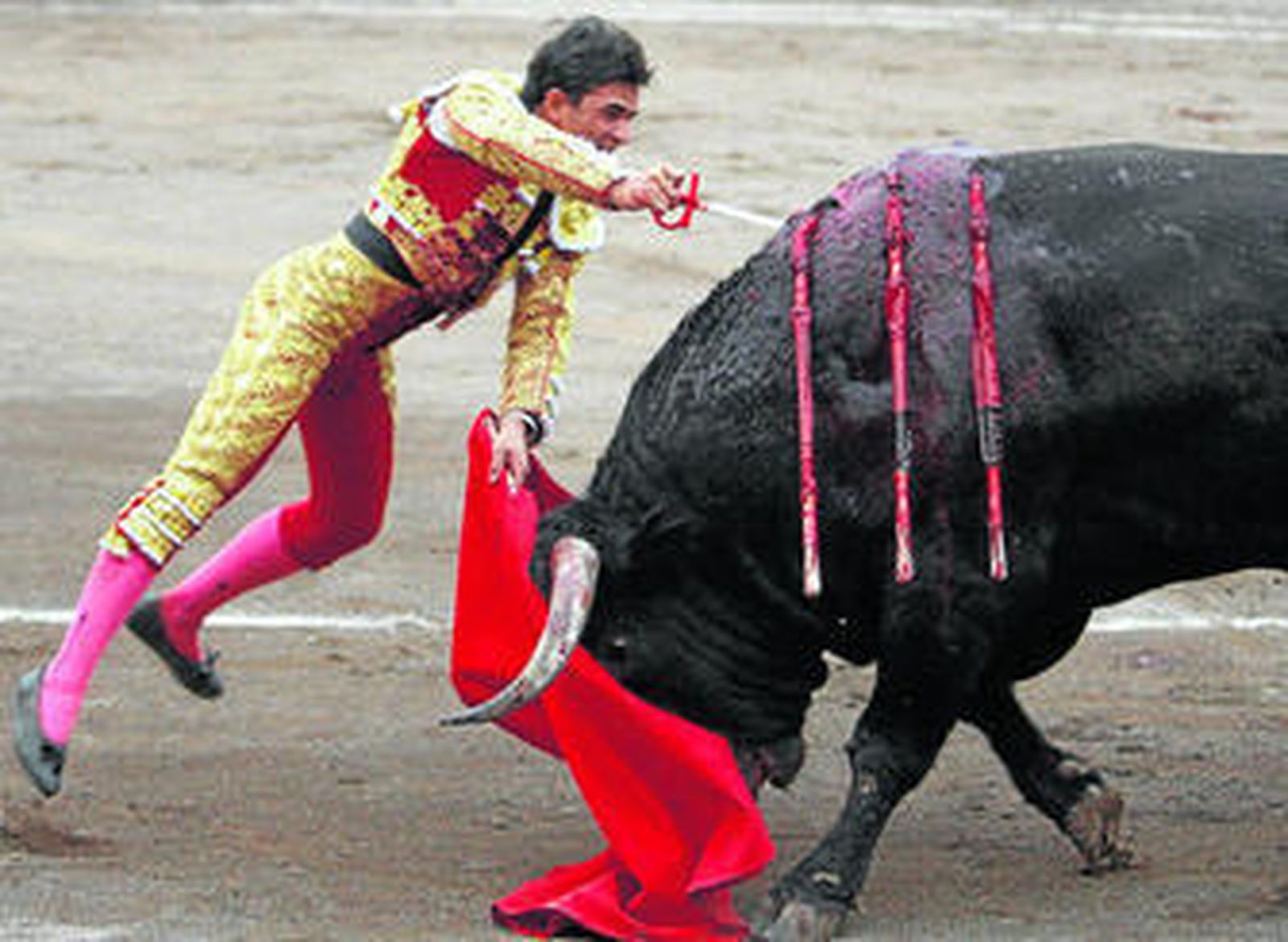 Alberto Aguilar, matando al impresionante quinto toro, al que cortó una oreja en Bilbao.