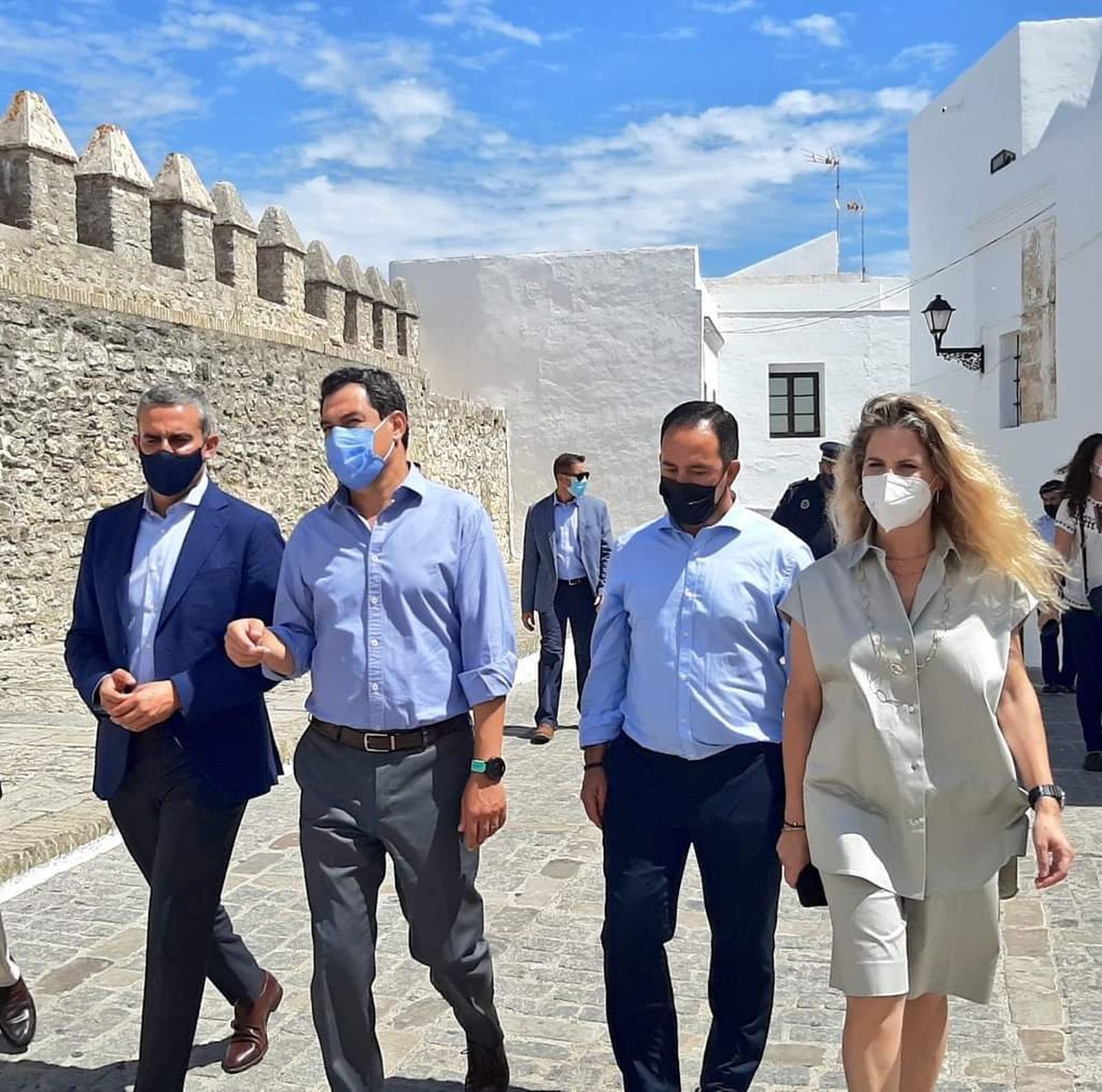 El presidente de la Junta pudo realizar un recorrido por las calles de Vejer.