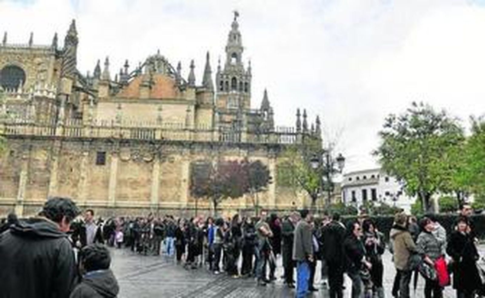 Larga cola de turistas para entrar en la Catedral de Sevilla.
