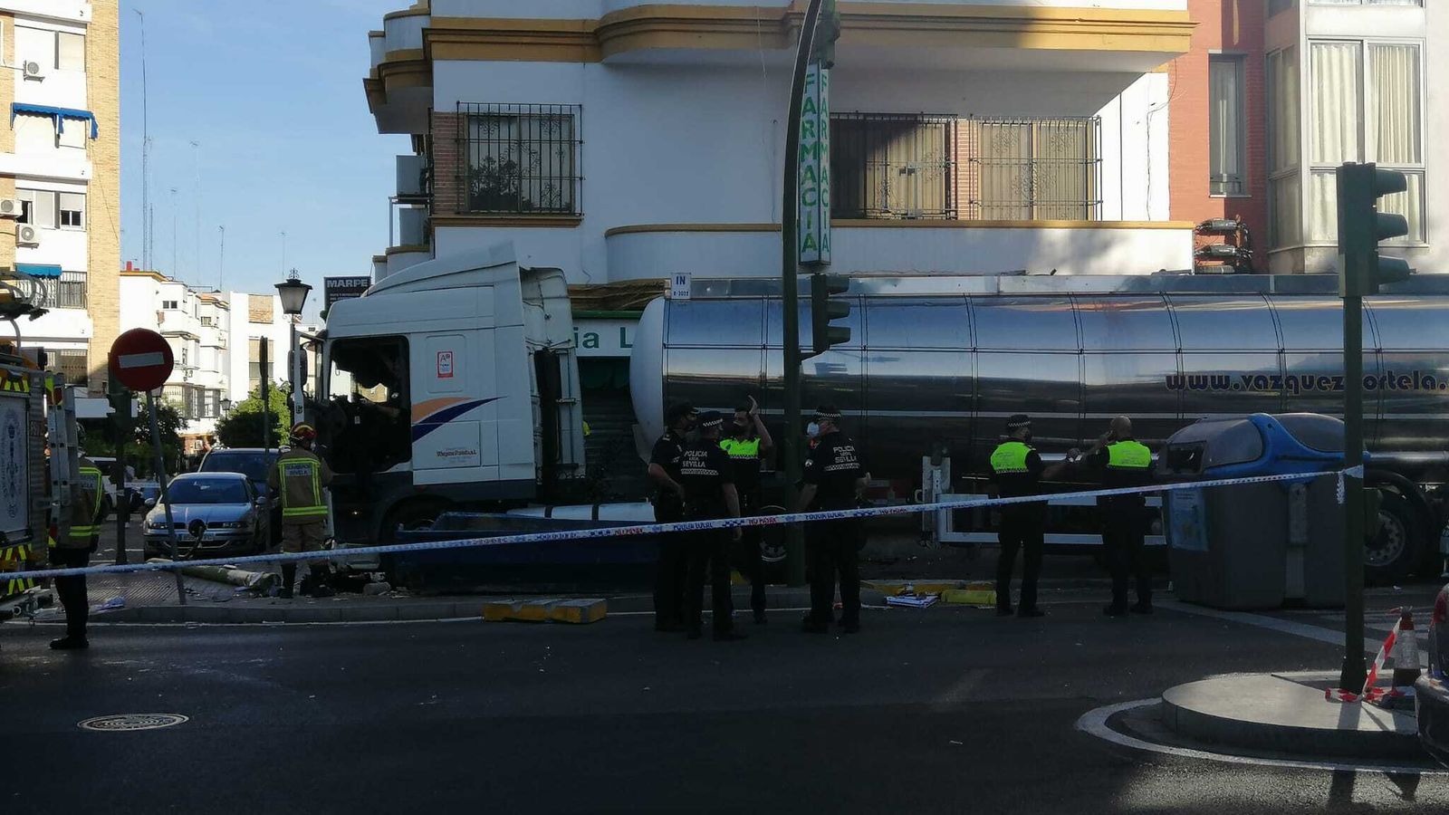 El camión, atravesado en la acera de la avenida de la Cruz del Campo.