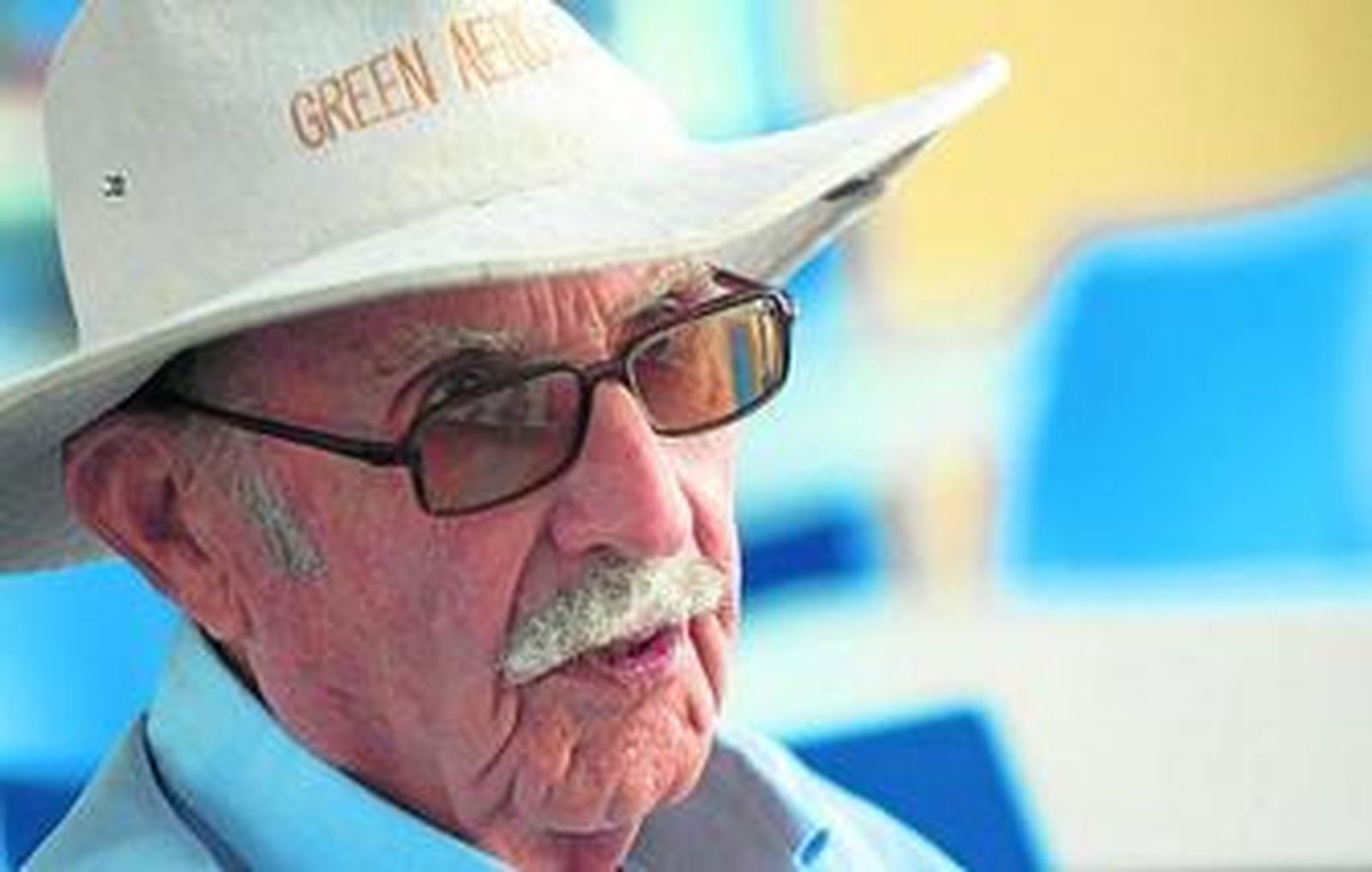 César Bertomeu, 94 años, en el bar del Club Santa Clara donde retoca sus Memorias.