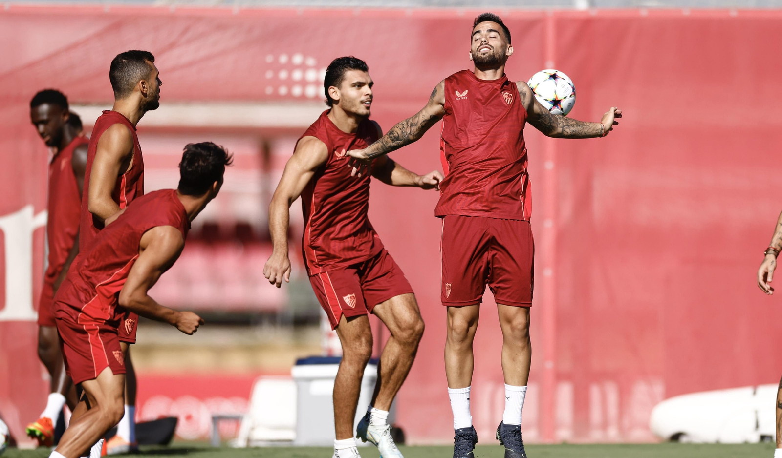 Rekik presiona a  Suso en un momento del entrenamiento.