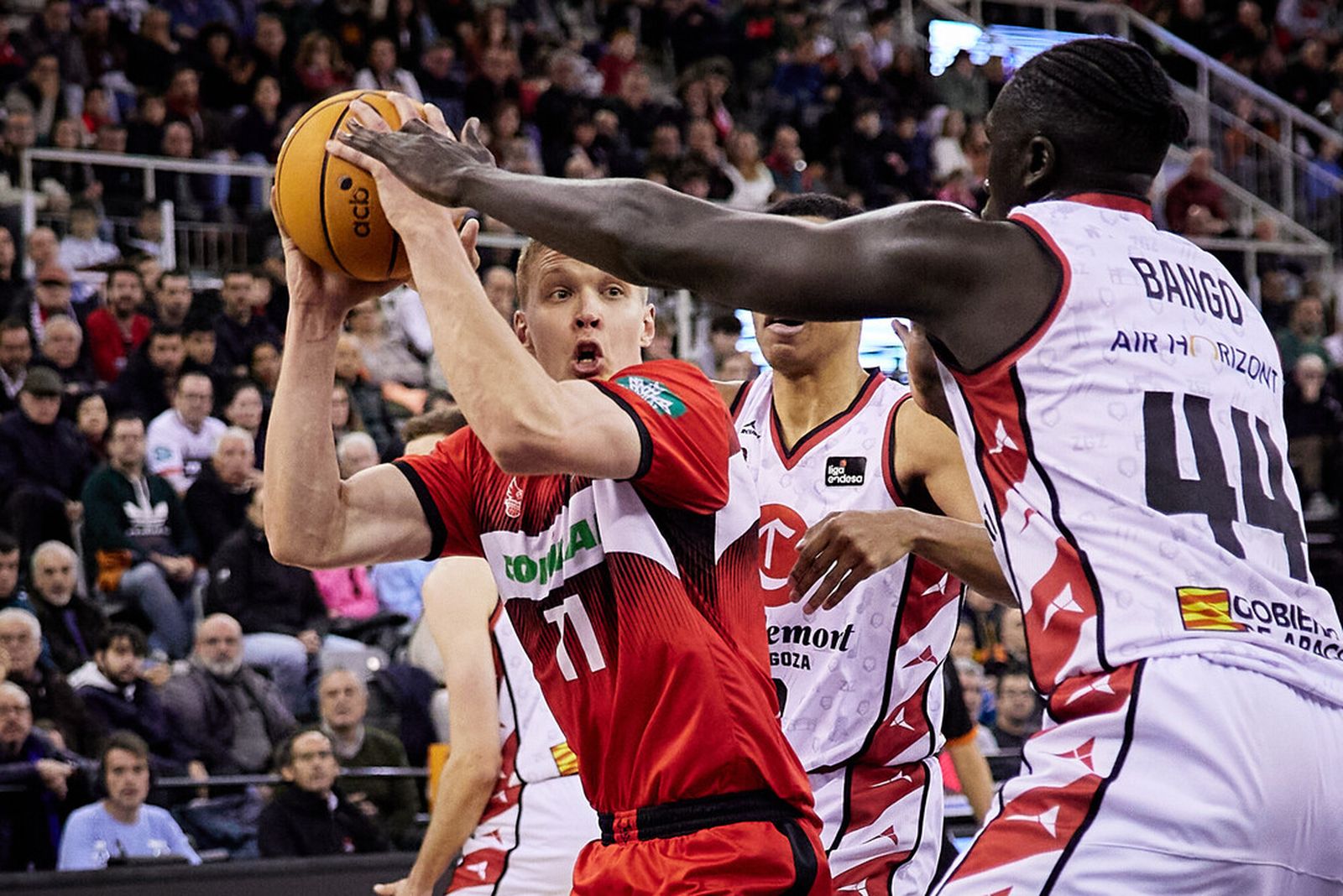 Elias Valtonen es defendido por Bango en el duelo ante Casademont Zaragoza.