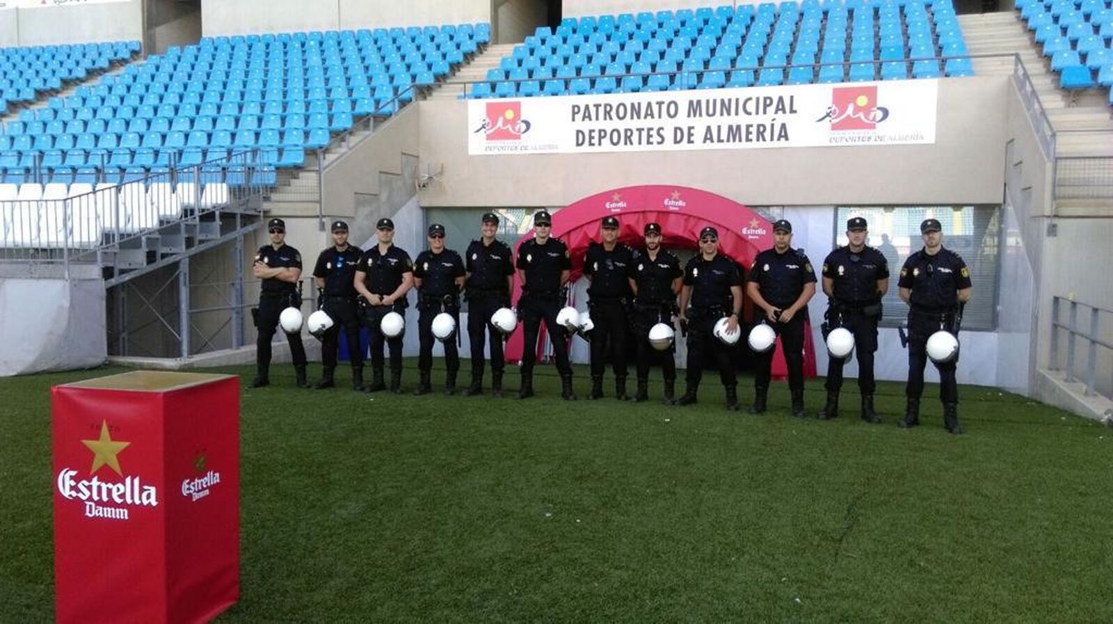 Policías en el campo de juego