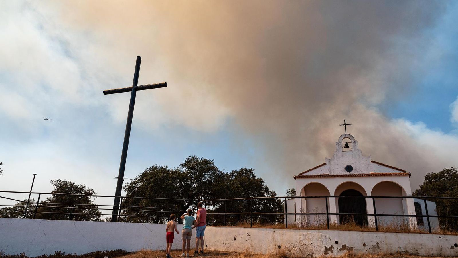 El humo tras la ermita de El Romerito, en Zalamea la Real.