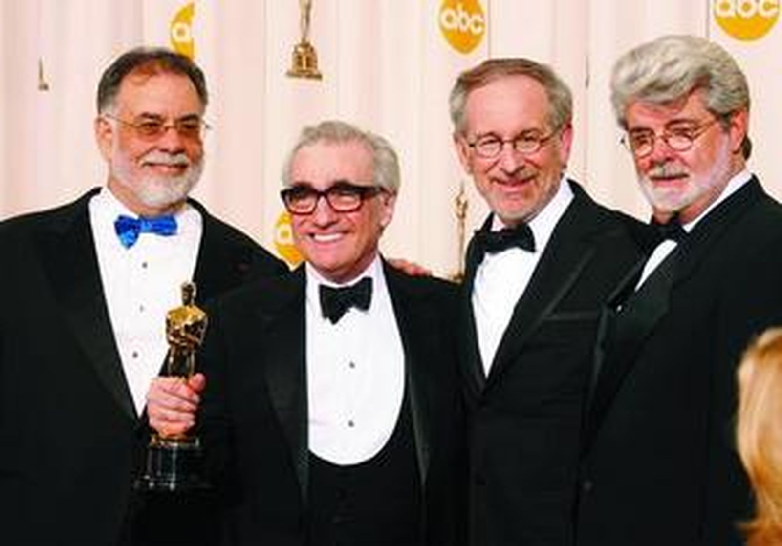 Coppola, Lucas y Spielberg arropan a su 'hermano' Scorsese tras obtener el Oscar por 'Infiltrados' en 2007 .