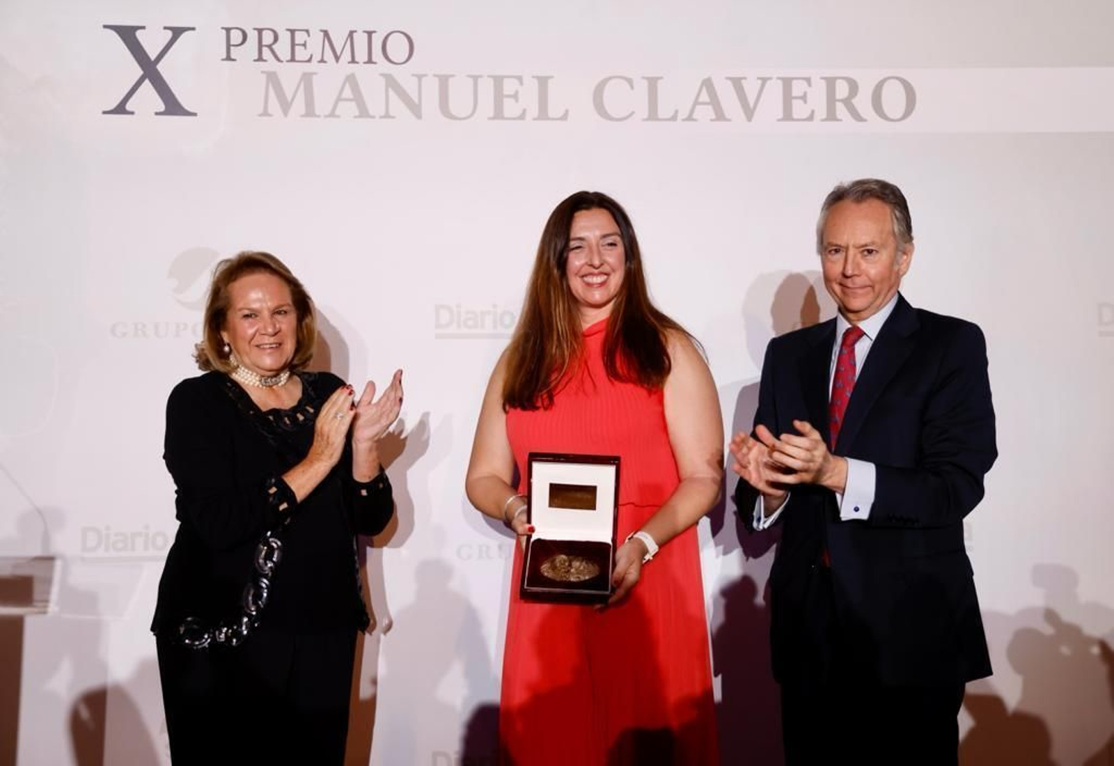Pilar Manchón recoge el X Premio Clavero de manos de José Joly y Concha Yoldi.